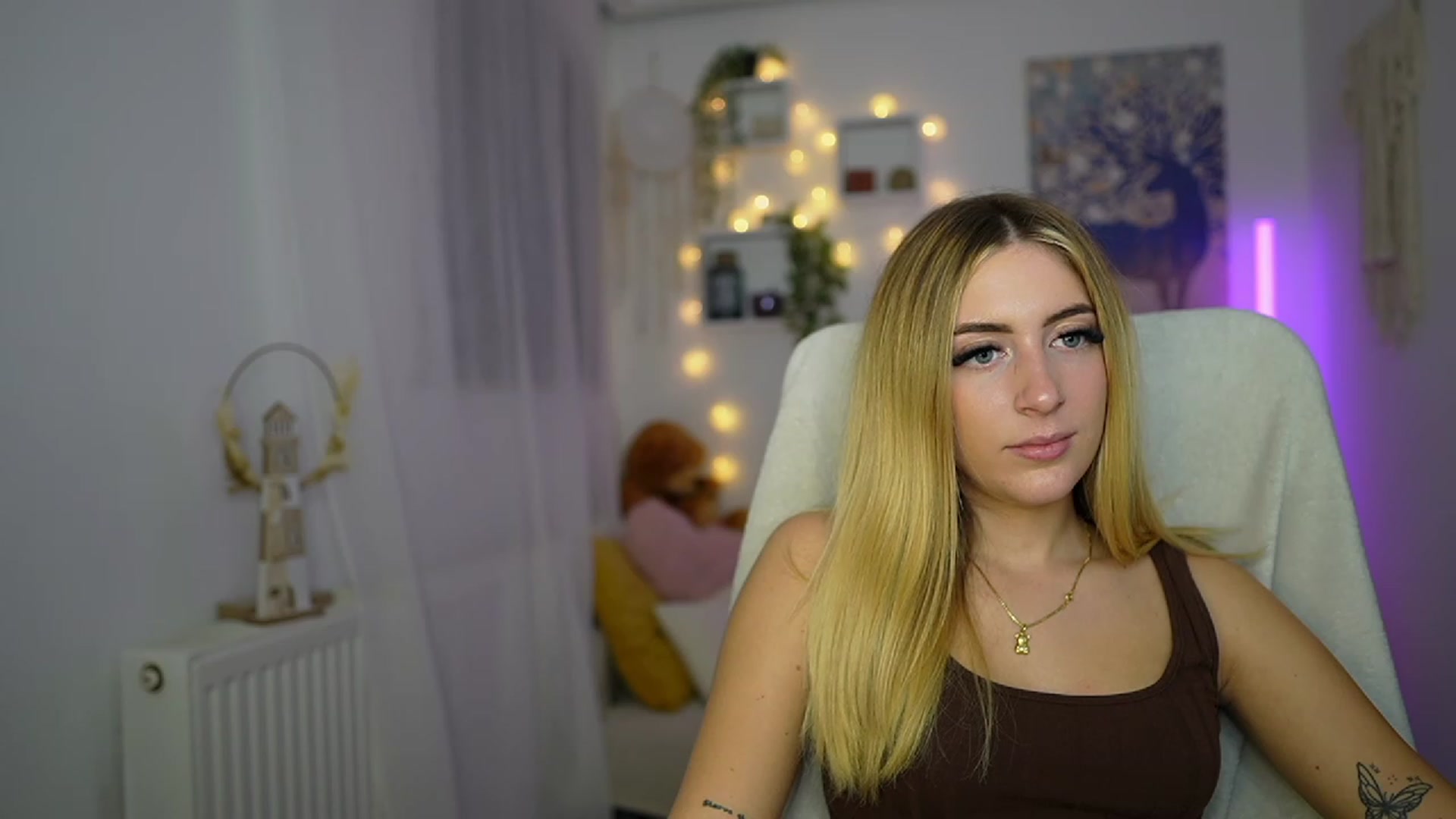 Gallery image thumbnail from Tina_Nappi18's myfreecams stream on, 10/21/2023, 18:27 image 16 of 20