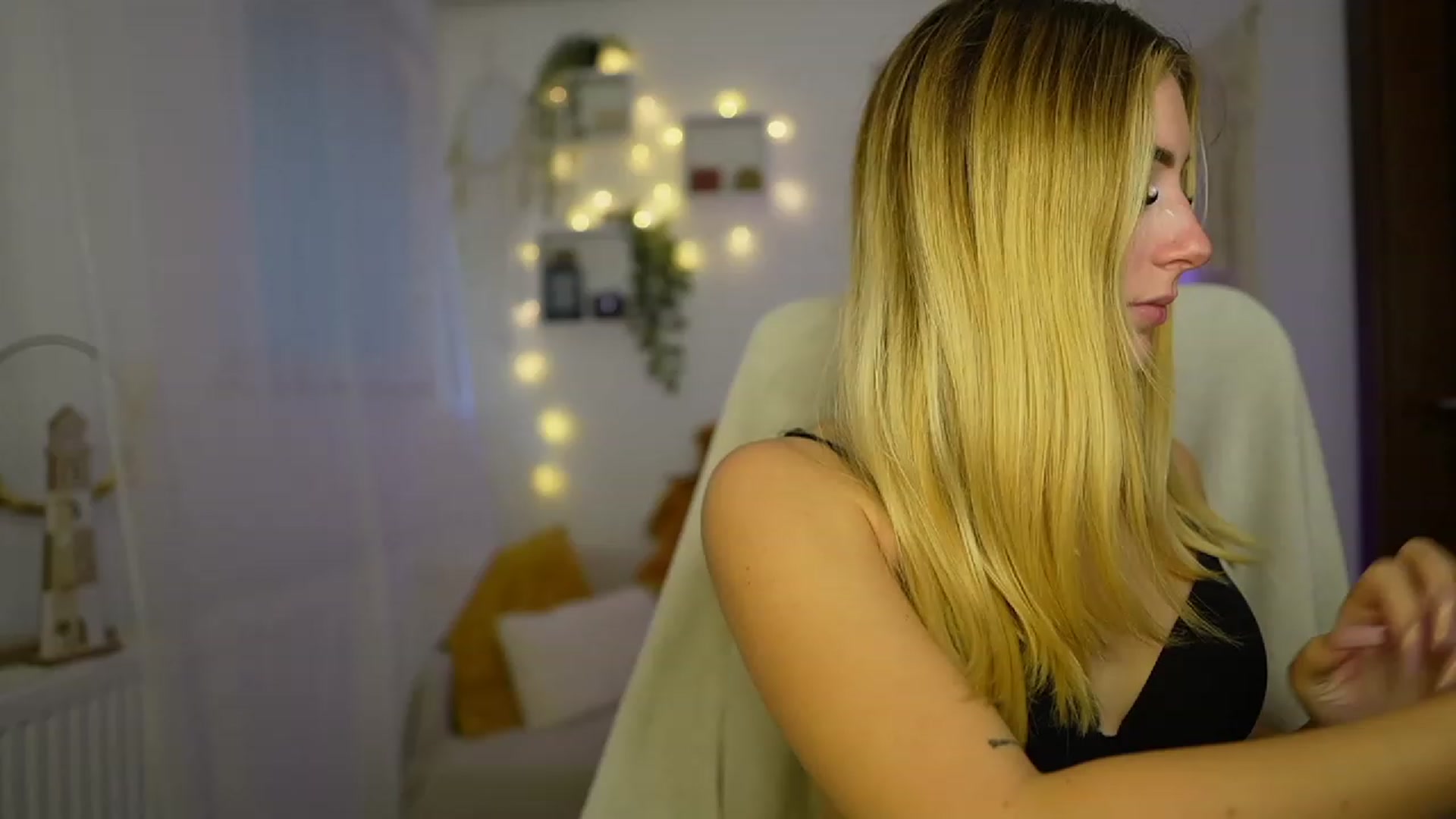 Gallery image thumbnail from Tina_Nappi18's myfreecams stream on, 10/23/2023, 15:07 image 12 of 20