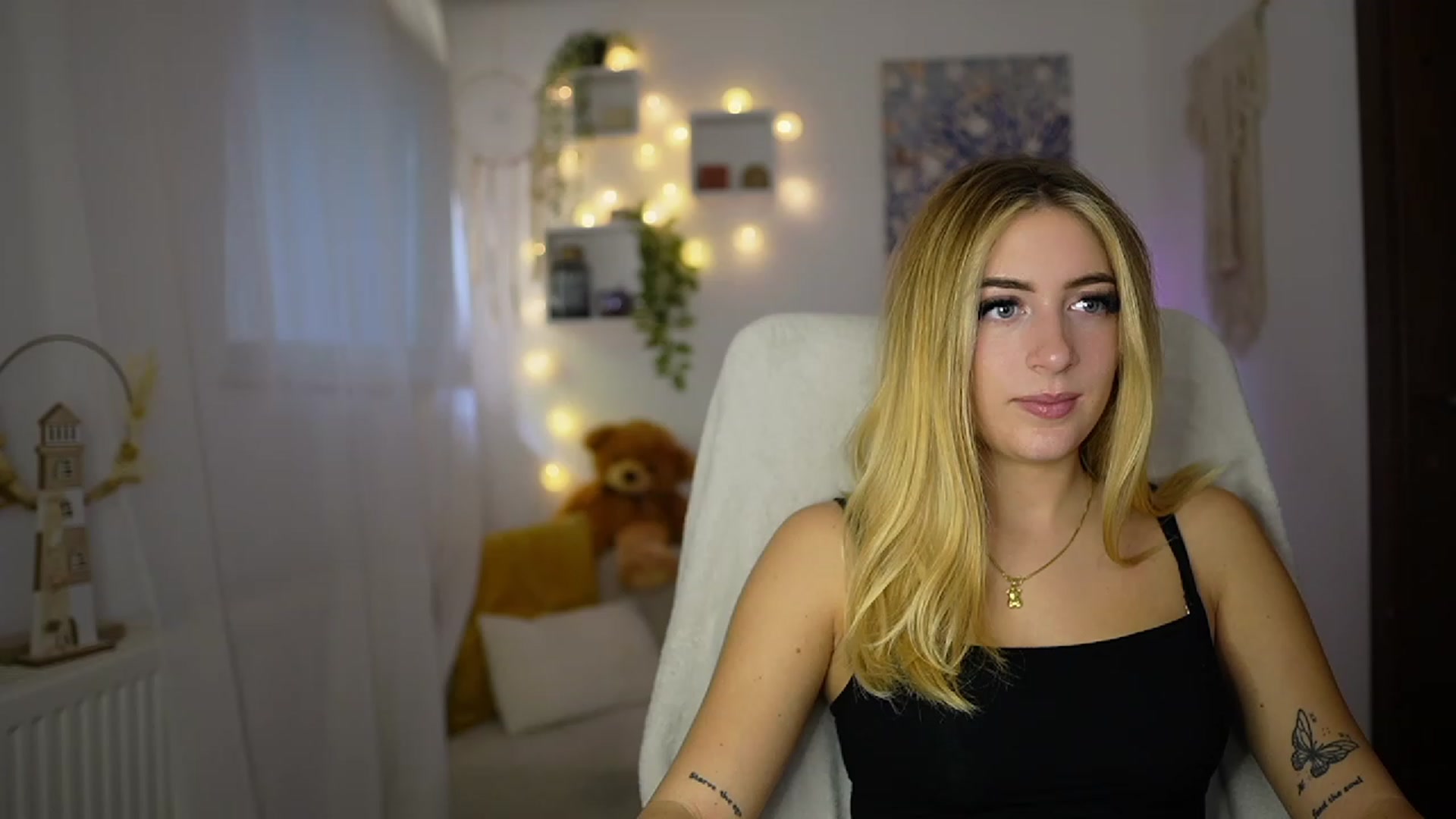 Gallery image thumbnail from Tina_Nappi18's myfreecams stream on, 10/25/2023, 15:00 image 8 of 20