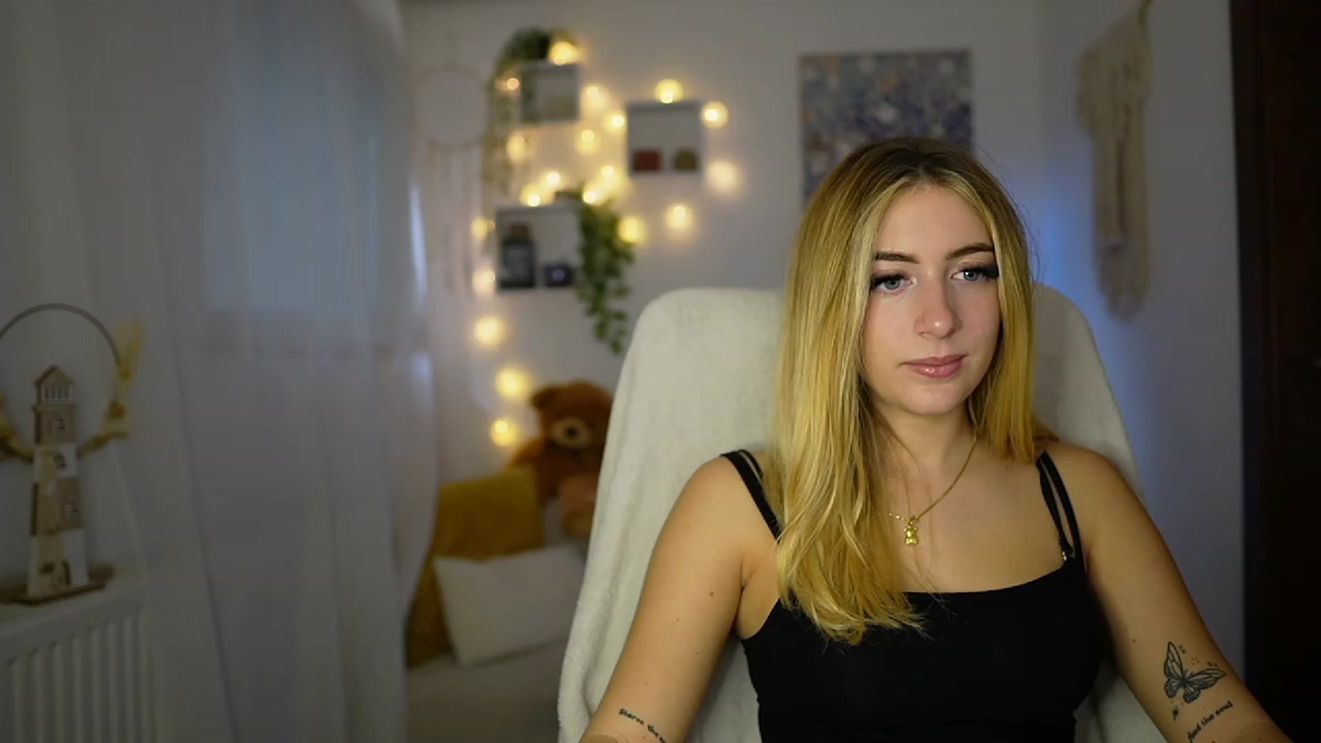 Gallery image thumbnail from Tina_Nappi18's myfreecams stream on, 10/25/2023, 15:00 image 14 of 20
