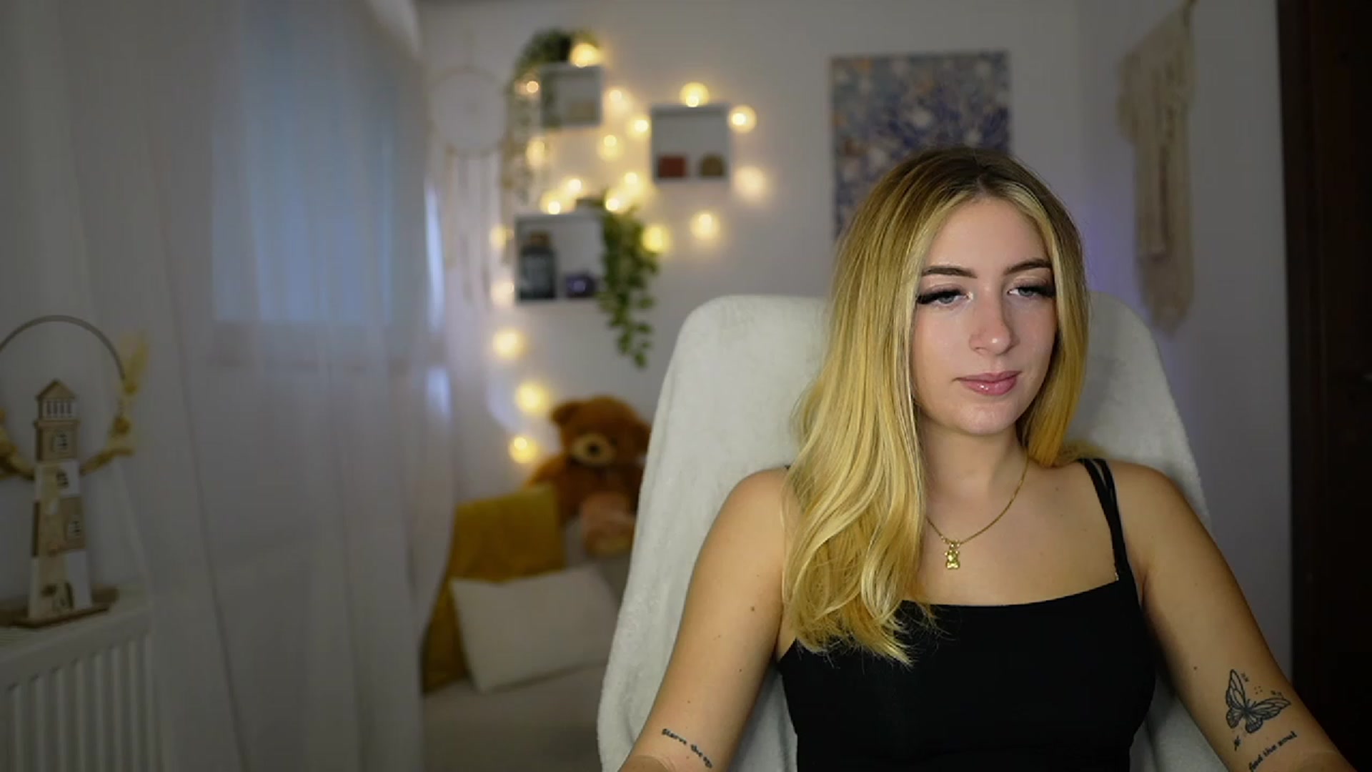 Gallery image thumbnail from Tina_Nappi18's myfreecams stream on, 10/25/2023, 15:00 image 3 of 20