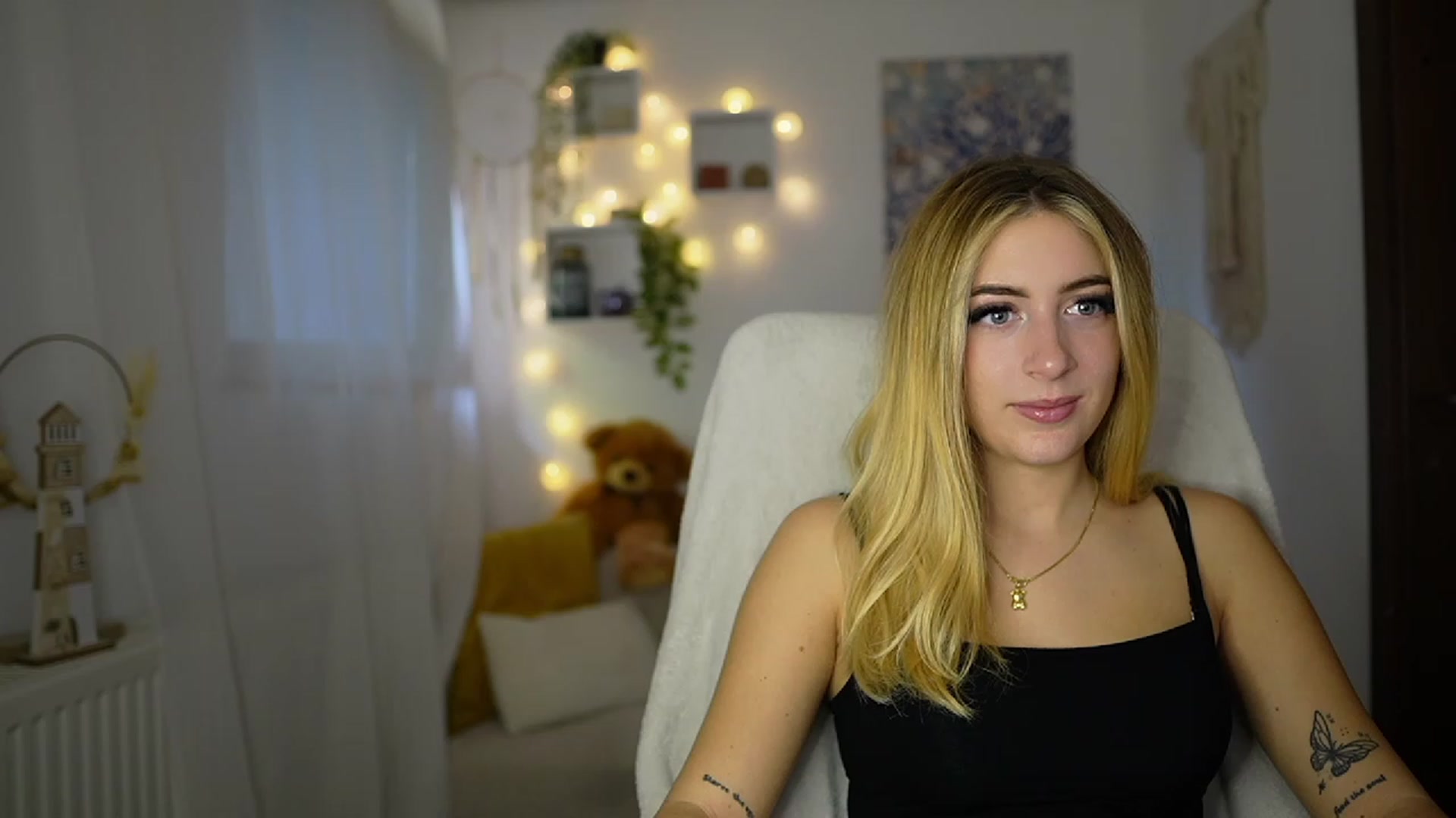 Gallery image thumbnail from Tina_Nappi18's myfreecams stream on, 10/25/2023, 15:00 image 6 of 20