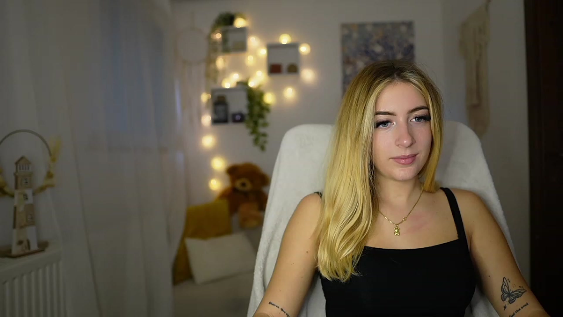 Gallery image thumbnail from Tina_Nappi18's myfreecams stream on, 10/25/2023, 15:00 image 17 of 20