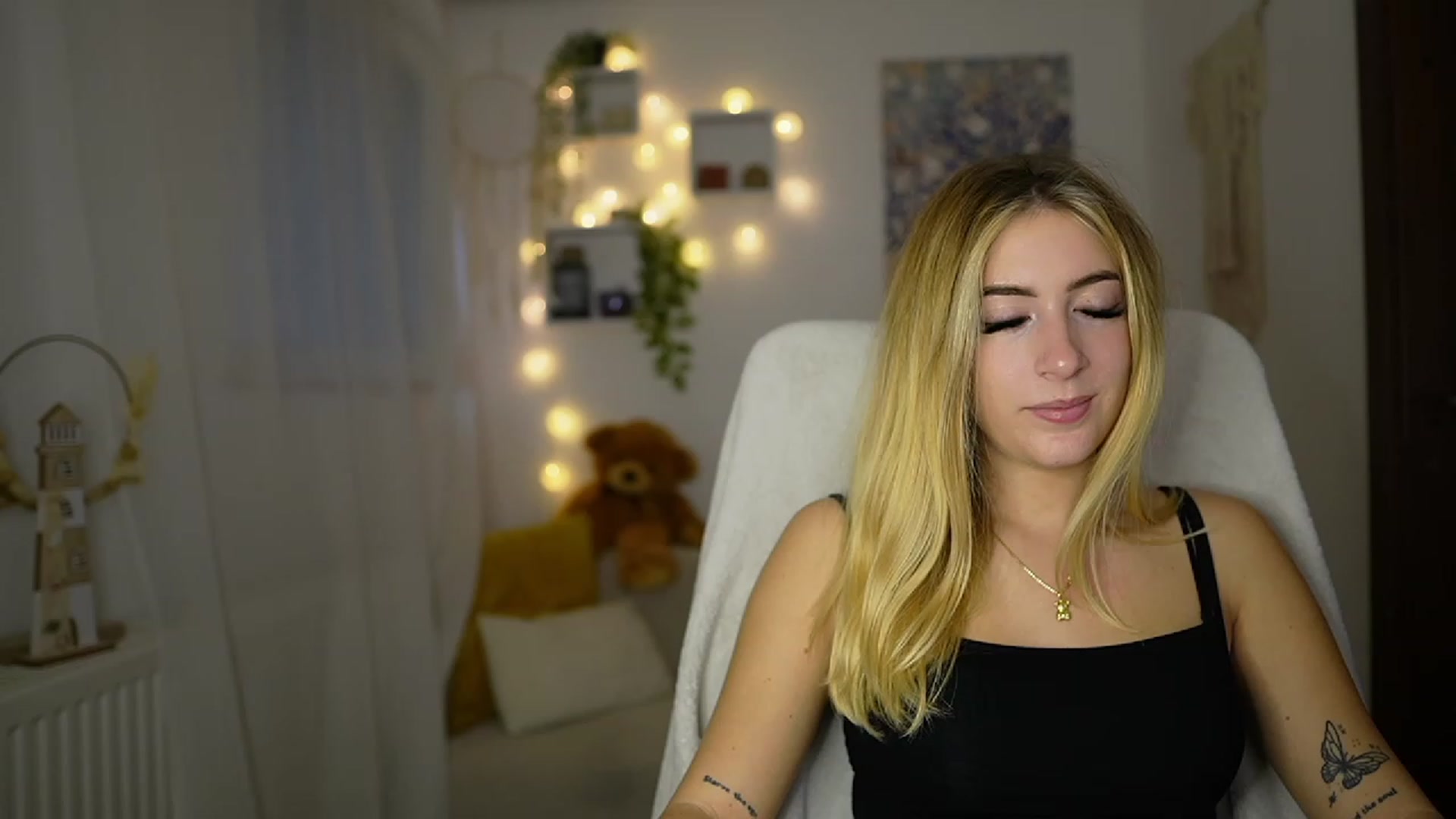 Gallery image thumbnail from Tina_Nappi18's myfreecams stream on, 10/25/2023, 15:00 image 18 of 20