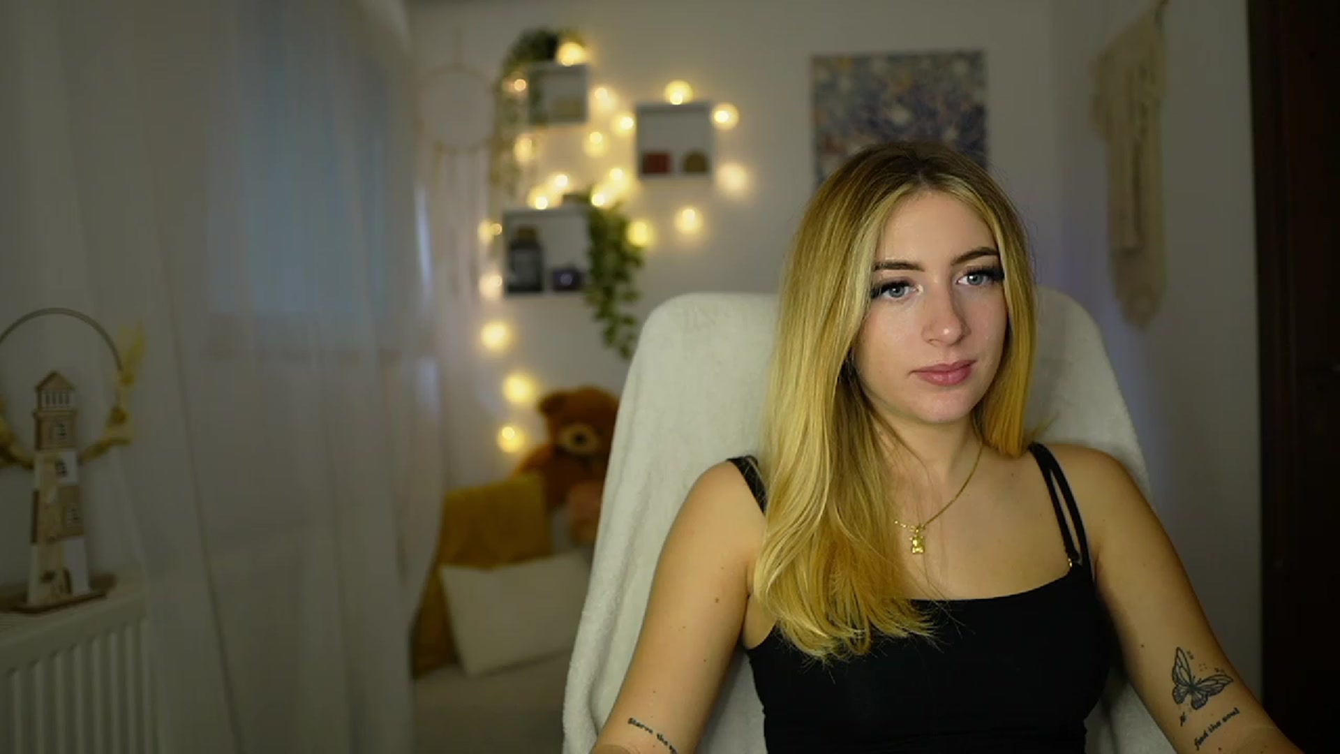 Gallery image thumbnail from Tina_Nappi18's myfreecams stream on, 10/25/2023, 15:00 image 15 of 20