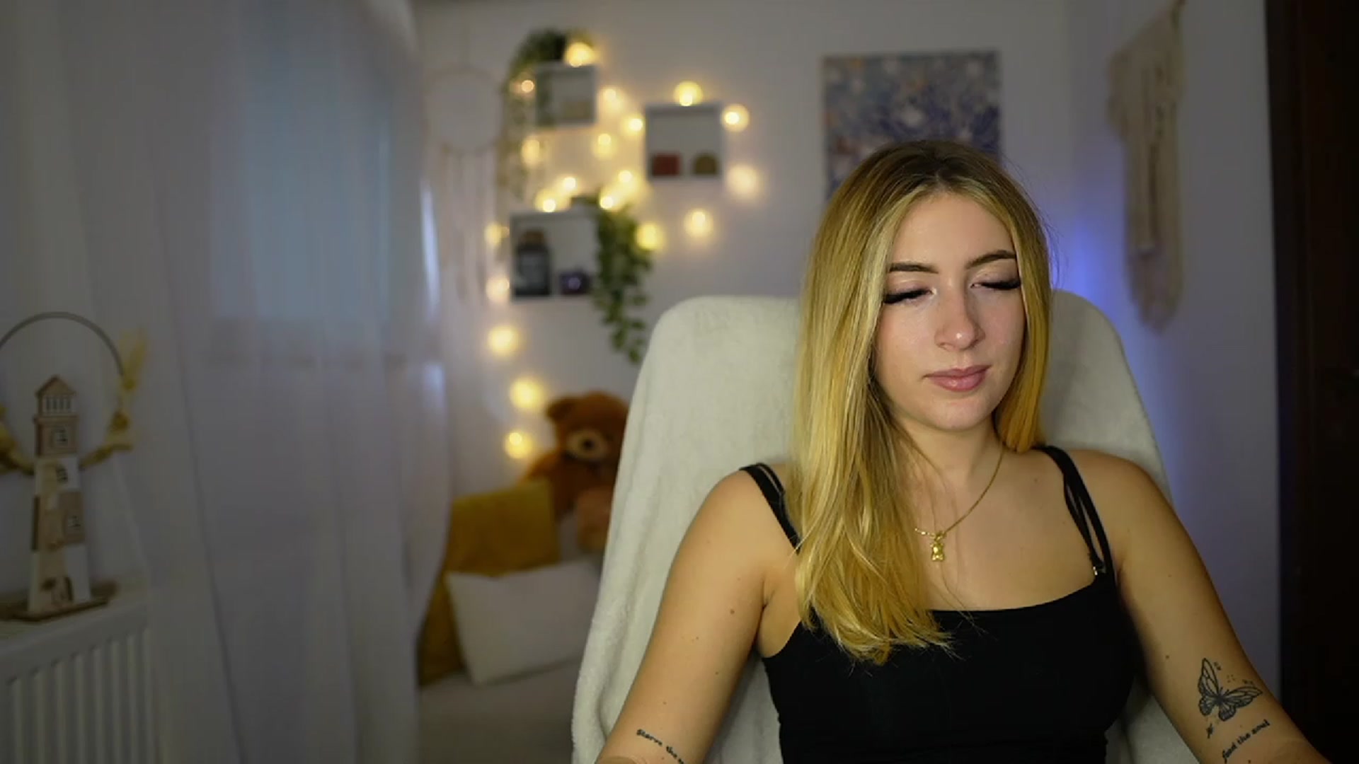 Gallery image thumbnail from Tina_Nappi18's myfreecams stream on, 10/25/2023, 15:00 image 13 of 20