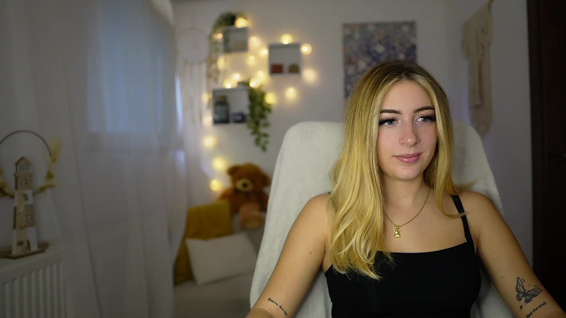 Gallery image thumbnail from Tina_Nappi18's myfreecams stream on, 10/25/2023, 15:00 image 7 of 20