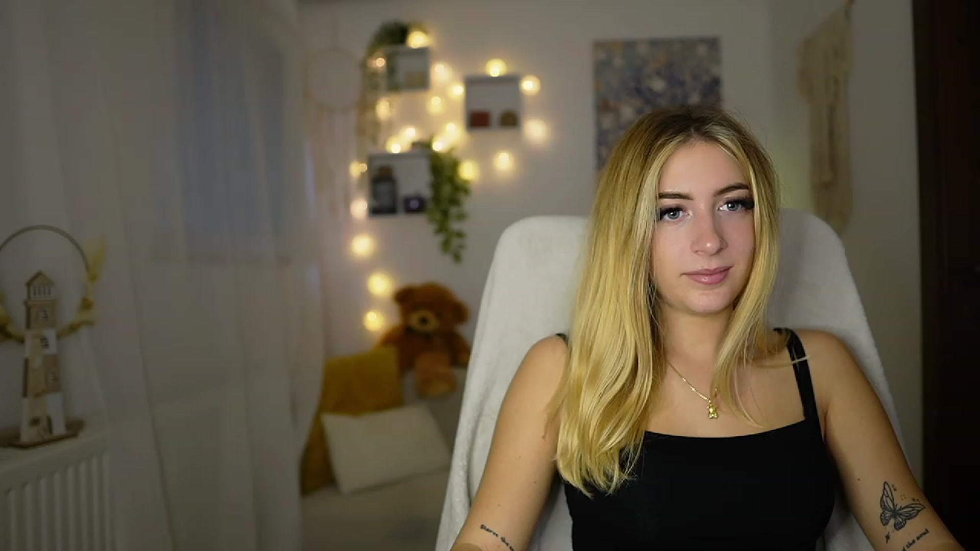 Gallery image thumbnail from Tina_Nappi18's myfreecams stream on, 10/25/2023, 15:00 image 19 of 20