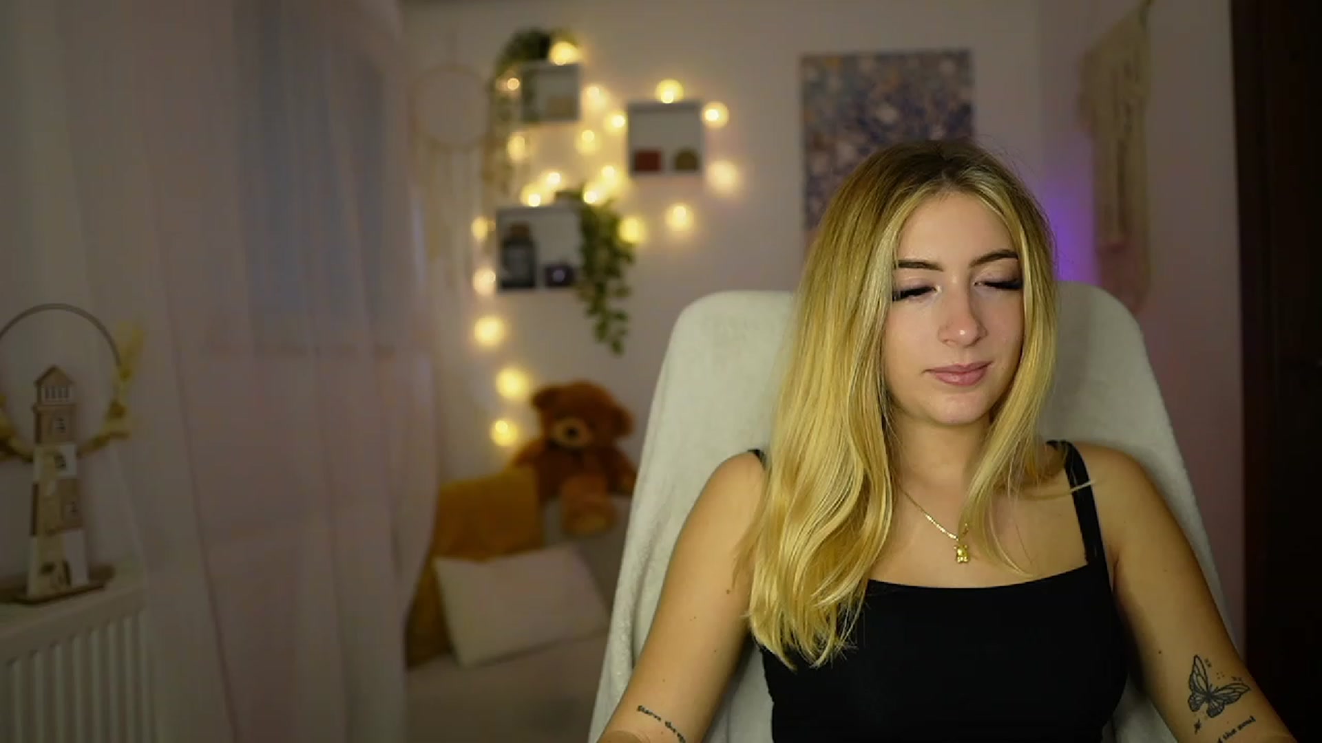 Gallery image thumbnail from Tina_Nappi18's myfreecams stream on, 10/25/2023, 15:00 image 20 of 20