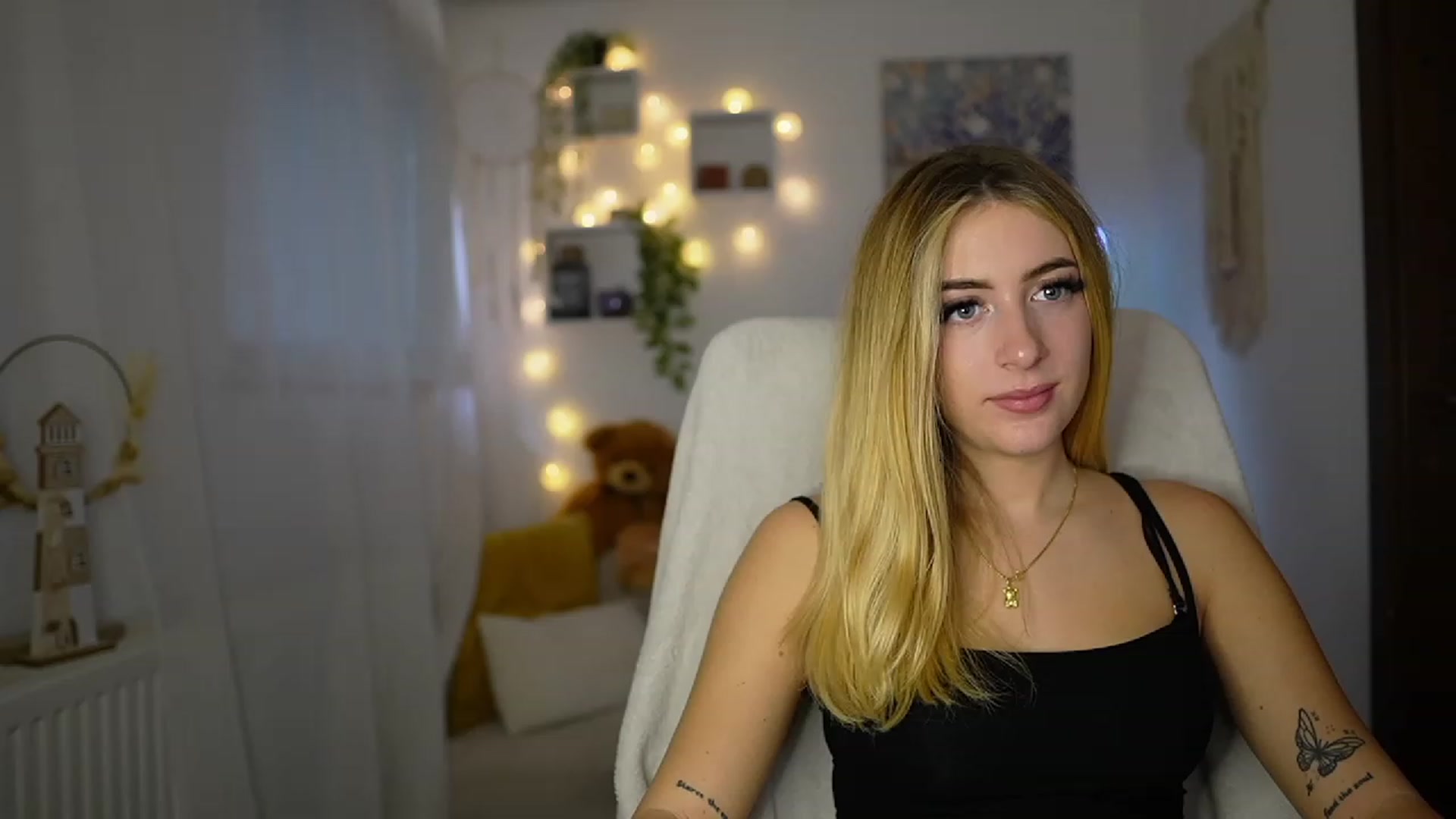 Gallery image thumbnail from Tina_Nappi18's myfreecams stream on, 10/25/2023, 15:00 image 12 of 20