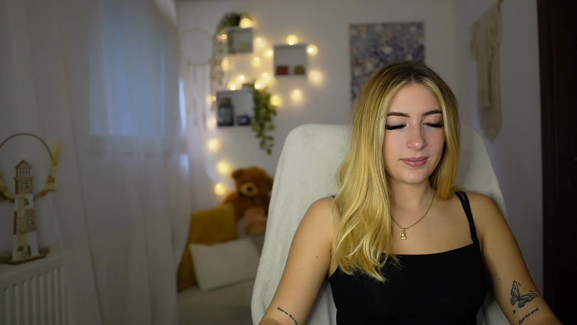 Gallery image thumbnail from Tina_Nappi18's myfreecams stream on, 10/25/2023, 15:00 image 4 of 20