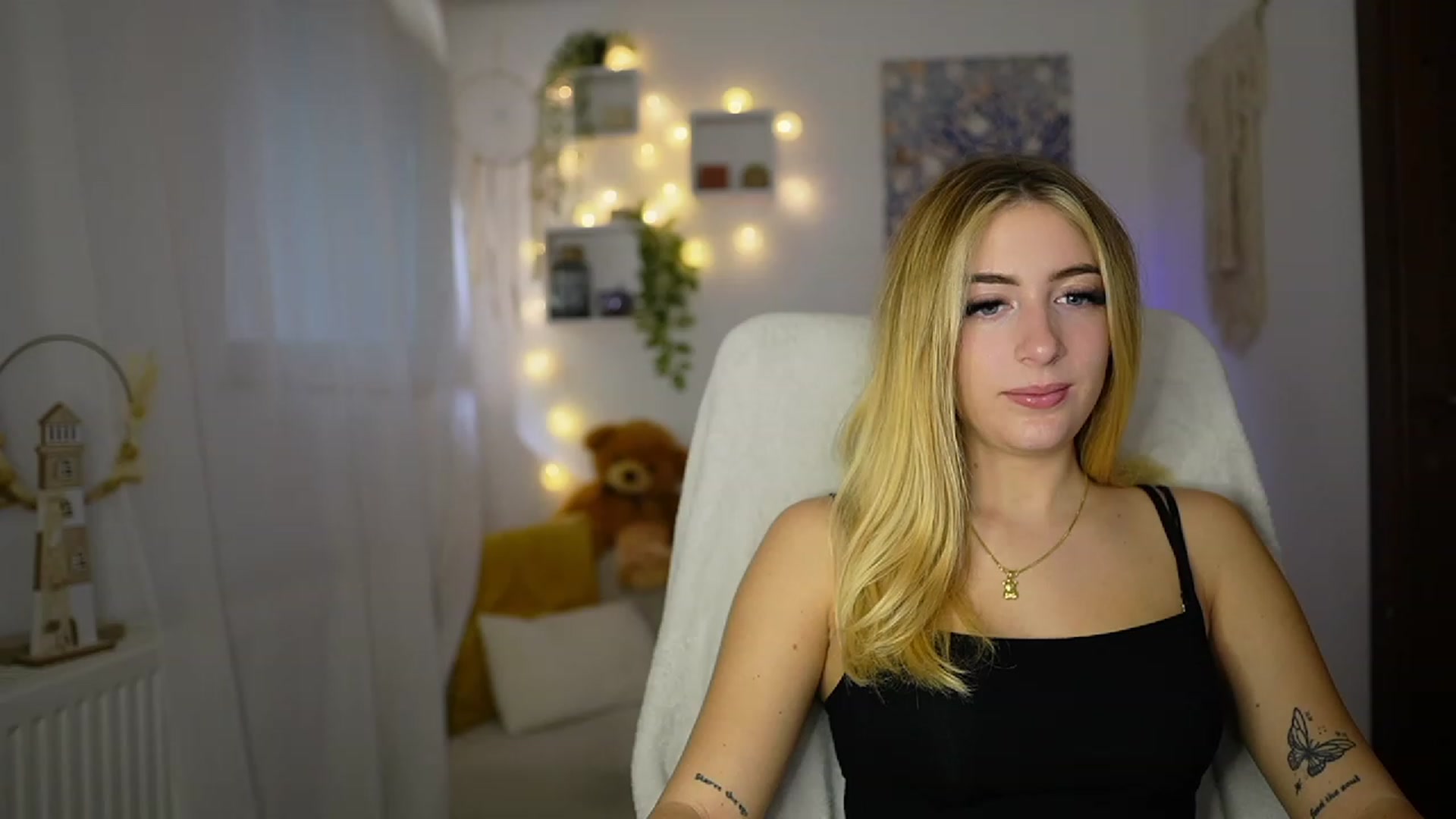 Gallery image thumbnail from Tina_Nappi18's myfreecams stream on, 10/25/2023, 15:00 image 2 of 20