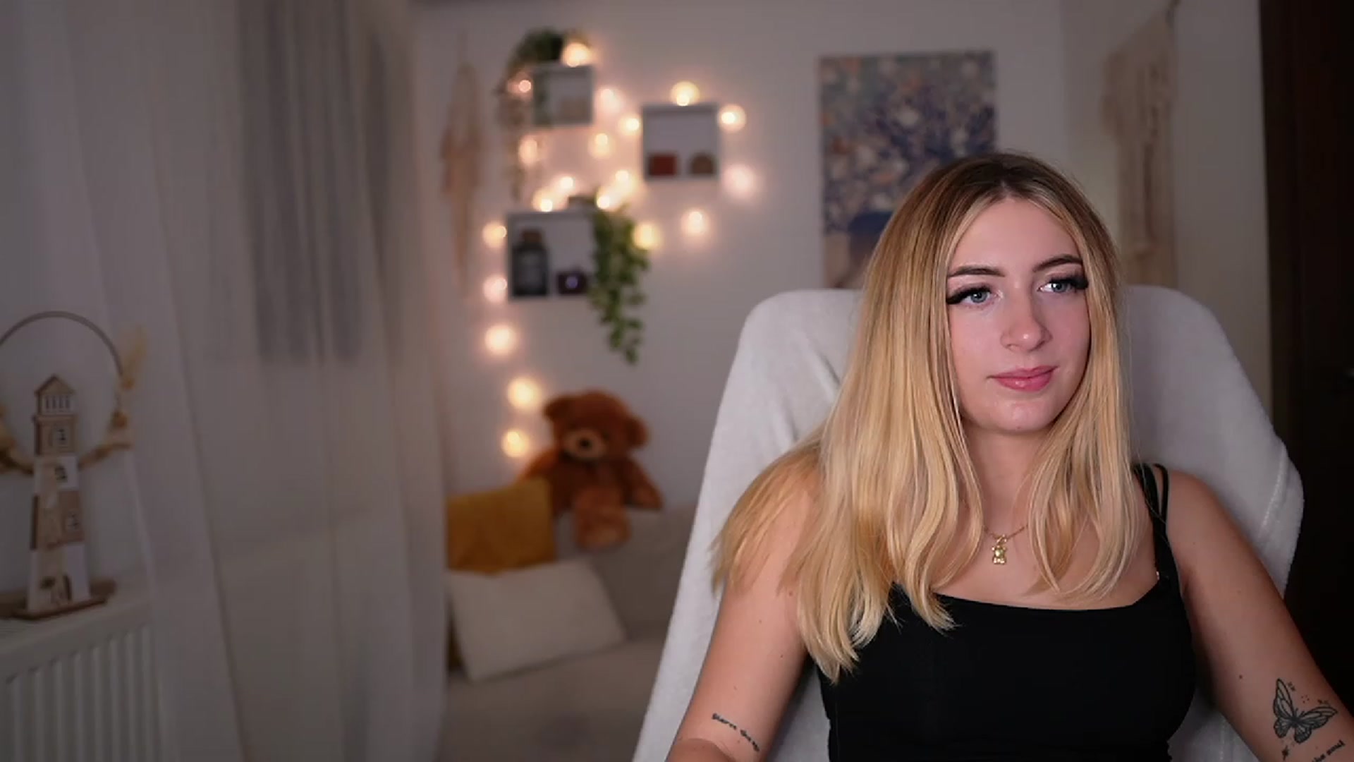 Gallery image thumbnail from Tina_Nappi18's myfreecams stream on, 10/25/2023, 17:47 image 12 of 20