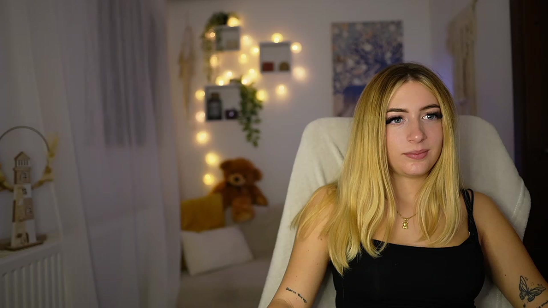 Gallery image thumbnail from Tina_Nappi18's myfreecams stream on, 10/25/2023, 17:47 image 14 of 20