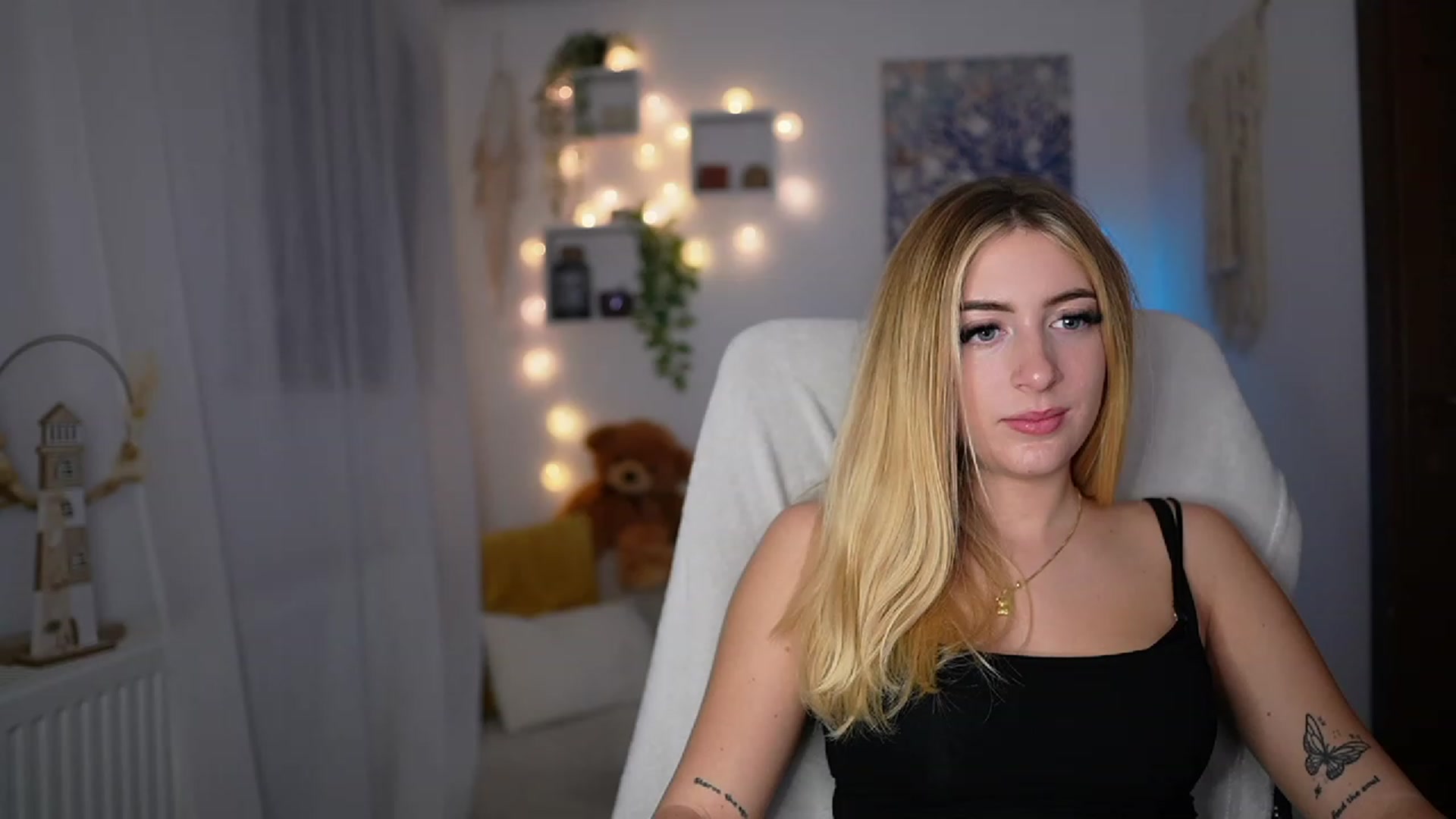 Gallery image thumbnail from Tina_Nappi18's myfreecams stream on, 10/25/2023, 17:47 image 11 of 20