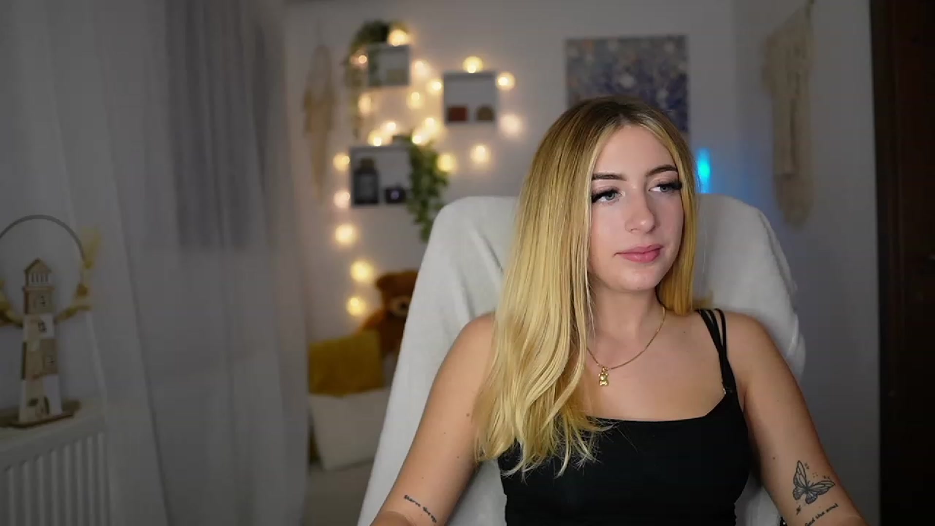 Gallery image thumbnail from Tina_Nappi18's myfreecams stream on, 10/25/2023, 17:47 image 16 of 20