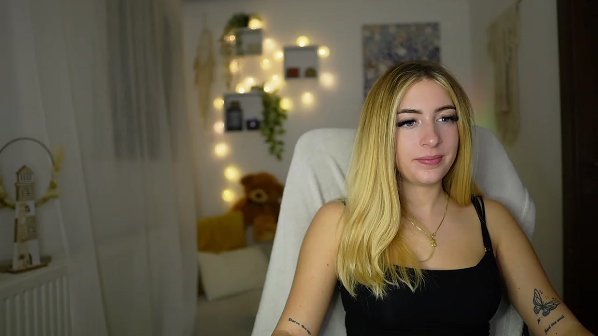 Gallery image thumbnail from Tina_Nappi18's myfreecams stream on, 10/25/2023, 17:47 image 6 of 20