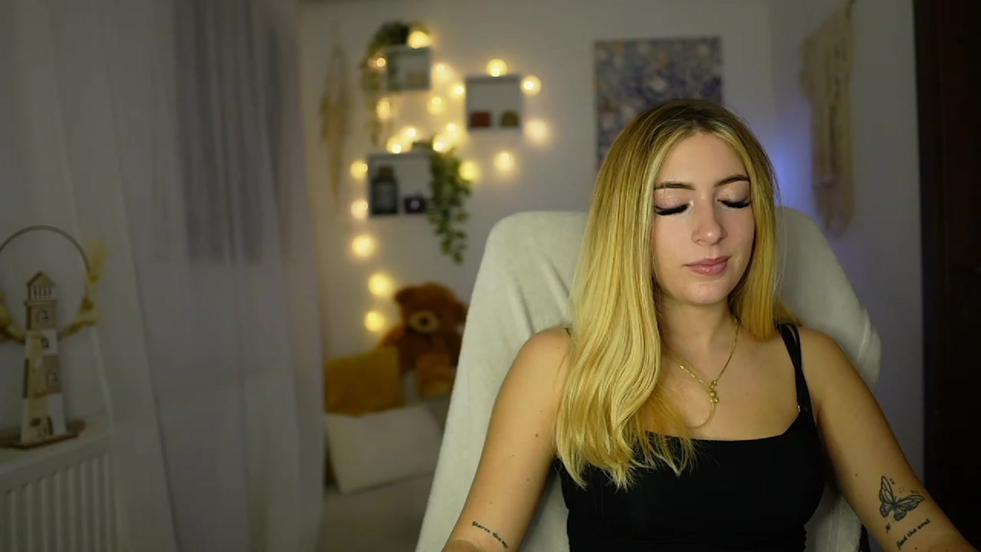 Gallery image thumbnail from Tina_Nappi18's myfreecams stream on, 10/25/2023, 17:47 image 8 of 20
