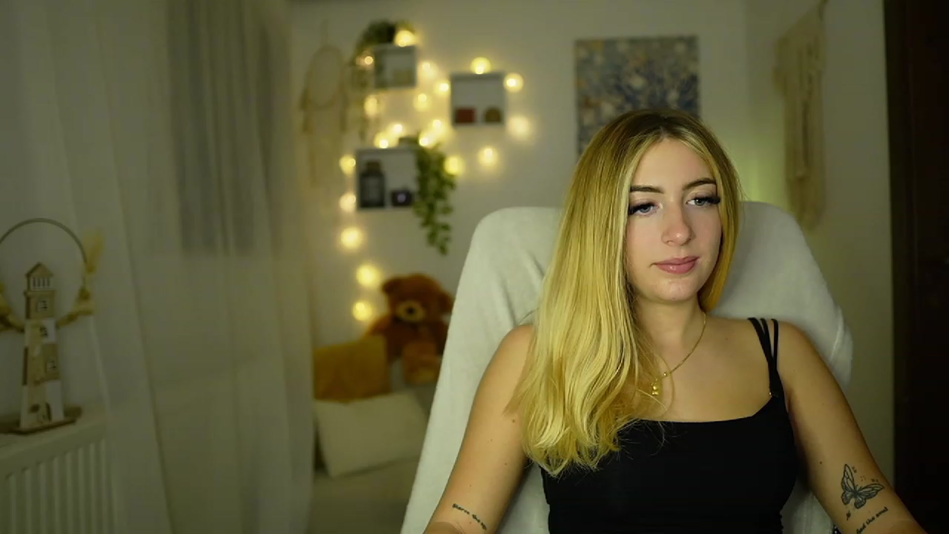 Gallery image thumbnail from Tina_Nappi18's myfreecams stream on, 10/25/2023, 17:47 image 9 of 20