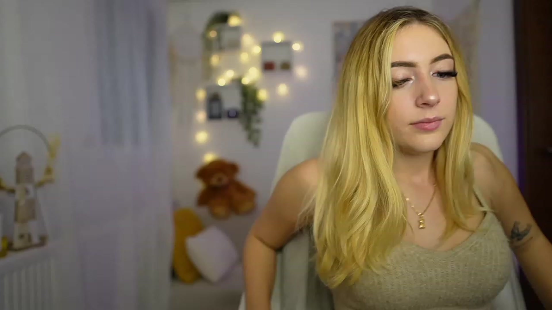Gallery image thumbnail from Tina_Nappi18's myfreecams stream on, 10/27/2023, 10:15 image 7 of 20