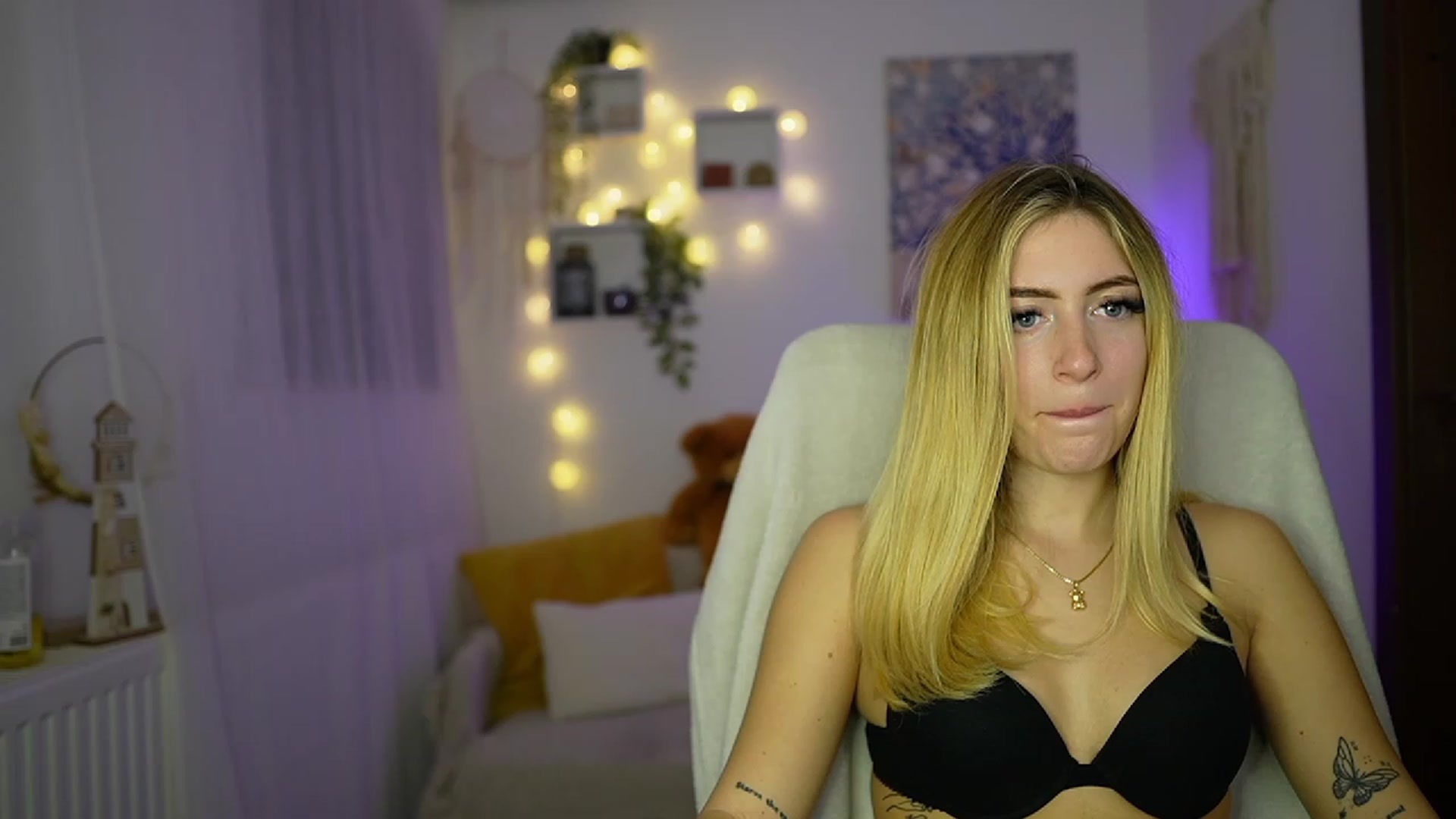 Gallery image thumbnail from Tina_Nappi18's myfreecams stream on, 10/30/2023, 17:04 image 14 of 20