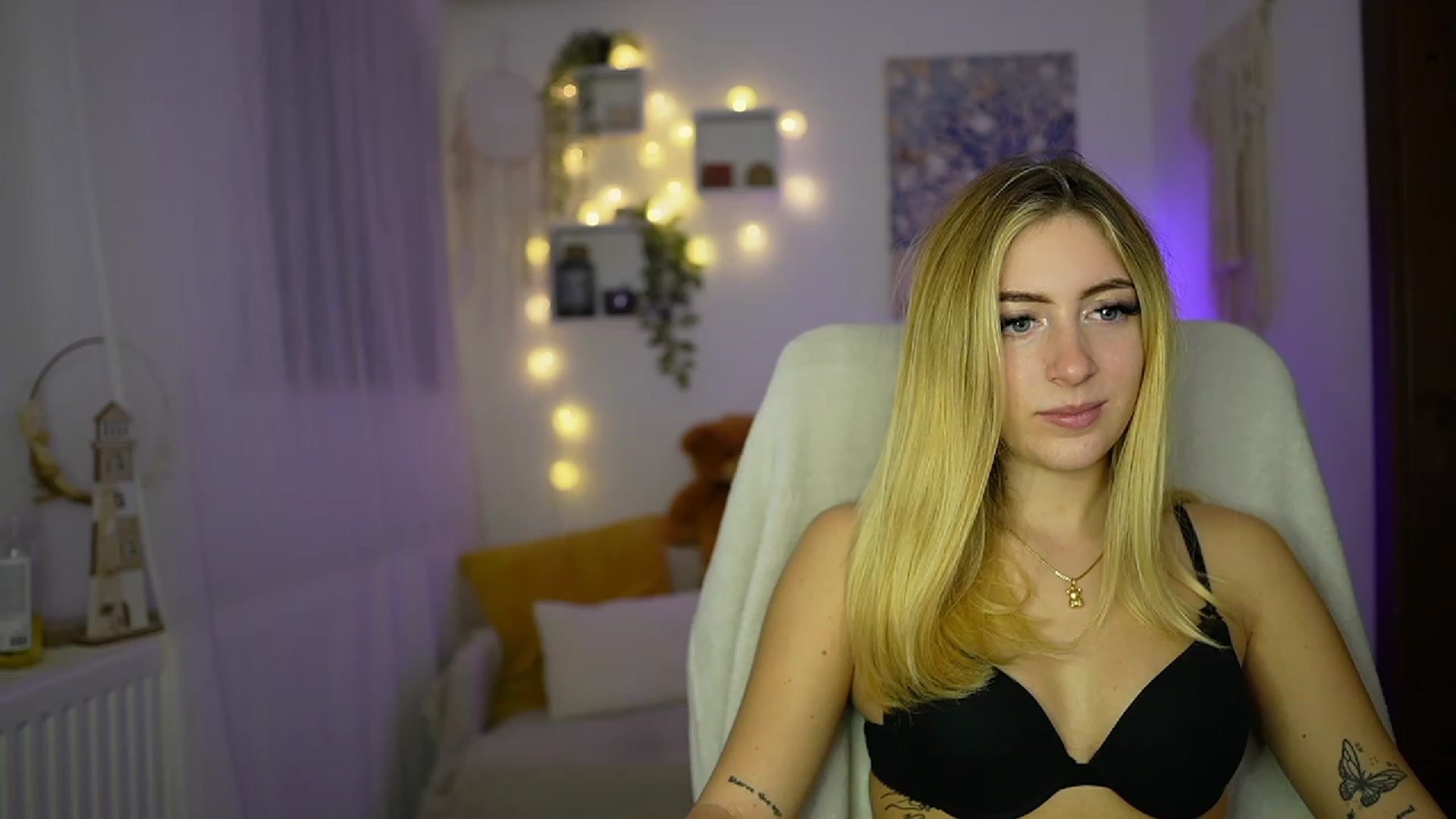 Gallery image thumbnail from Tina_Nappi18's myfreecams stream on, 10/30/2023, 17:04 image 9 of 20