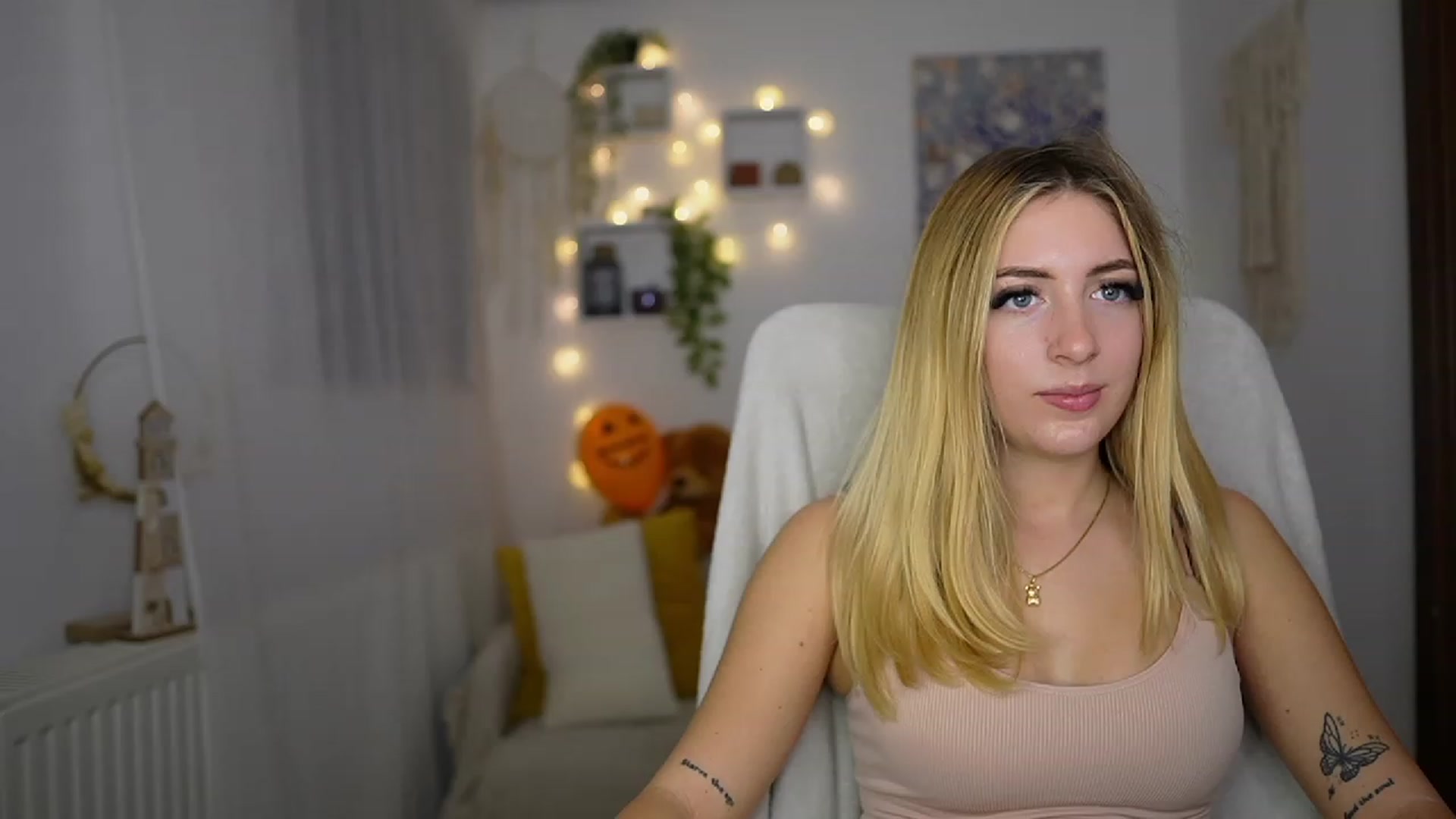Gallery image thumbnail from Tina_Nappi18's myfreecams stream on, 10/31/2023, 16:16 image 14 of 20
