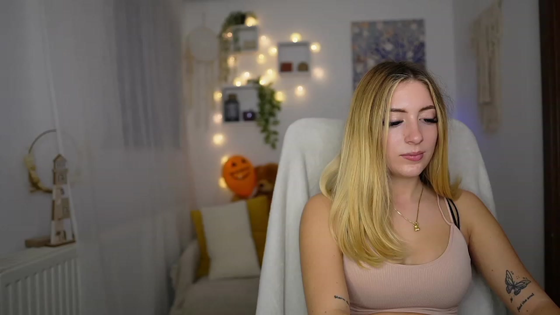 Gallery image thumbnail from Tina_Nappi18's myfreecams stream on, 10/31/2023, 16:16 image 11 of 20