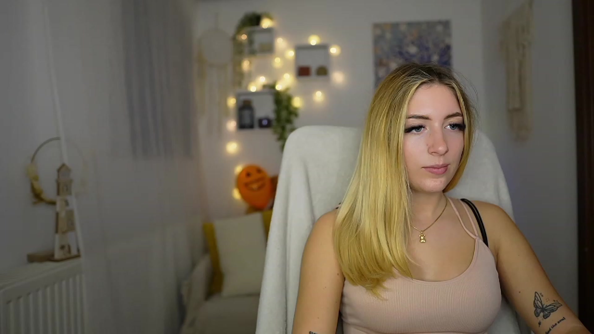 Gallery image thumbnail from Tina_Nappi18's myfreecams stream on, 10/31/2023, 16:16 image 17 of 20