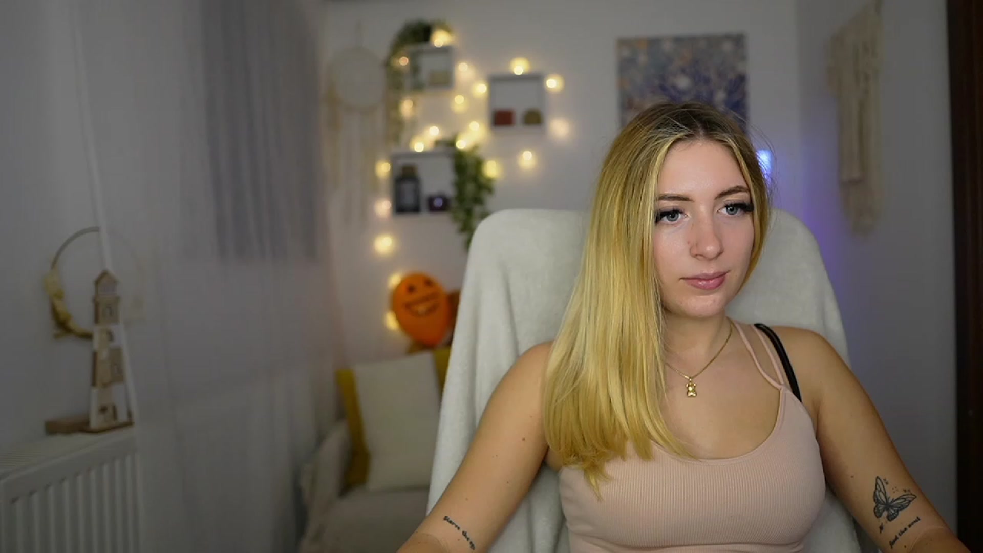 Gallery image thumbnail from Tina_Nappi18's myfreecams stream on, 10/31/2023, 16:16 image 15 of 20
