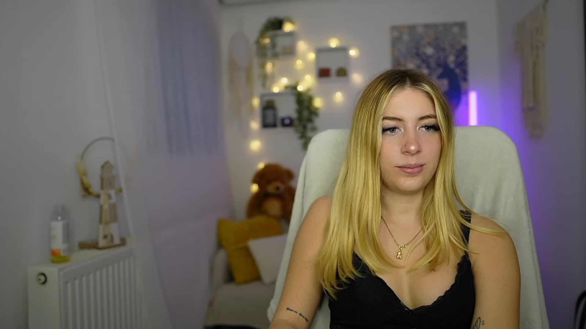 Gallery image thumbnail from Tina_Nappi18's myfreecams stream on, 11/08/2023, 15:02 image 15 of 20