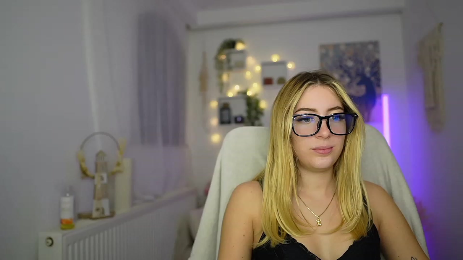 Gallery image thumbnail from Tina_Nappi18's myfreecams stream on, 11/09/2023, 15:40 image 8 of 20
