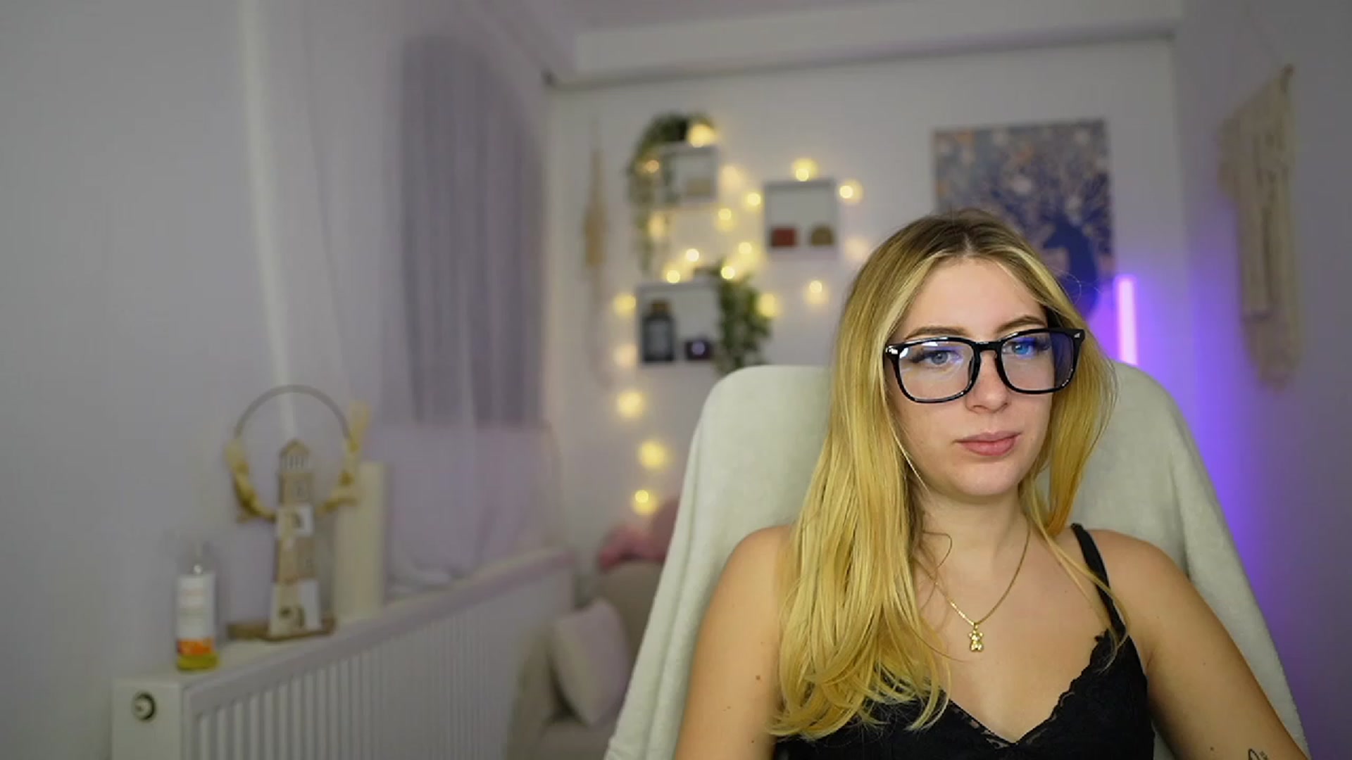 Gallery image thumbnail from Tina_Nappi18's myfreecams stream on, 11/09/2023, 16:27 image 6 of 20