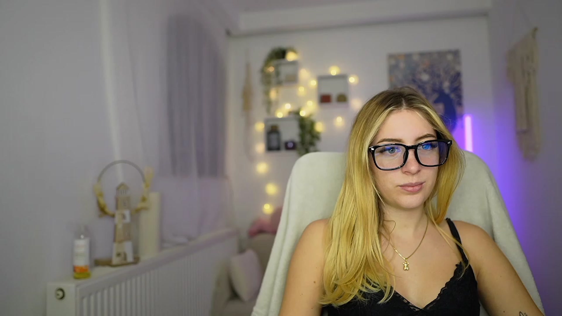 Gallery image thumbnail from Tina_Nappi18's myfreecams stream on, 11/09/2023, 16:27 image 8 of 20