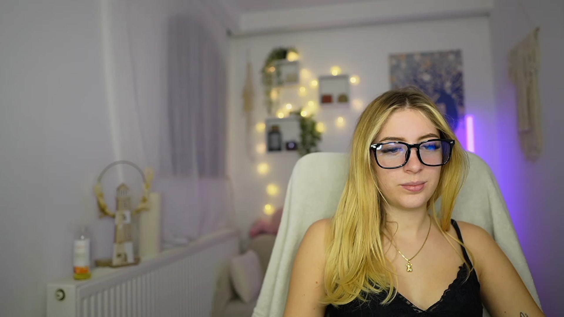 Gallery image thumbnail from Tina_Nappi18's myfreecams stream on, 11/09/2023, 16:27 image 11 of 20
