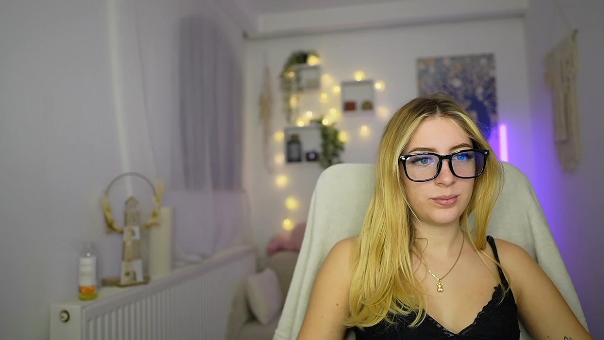 Gallery image thumbnail from Tina_Nappi18's myfreecams stream on, 11/09/2023, 16:27 image 12 of 20