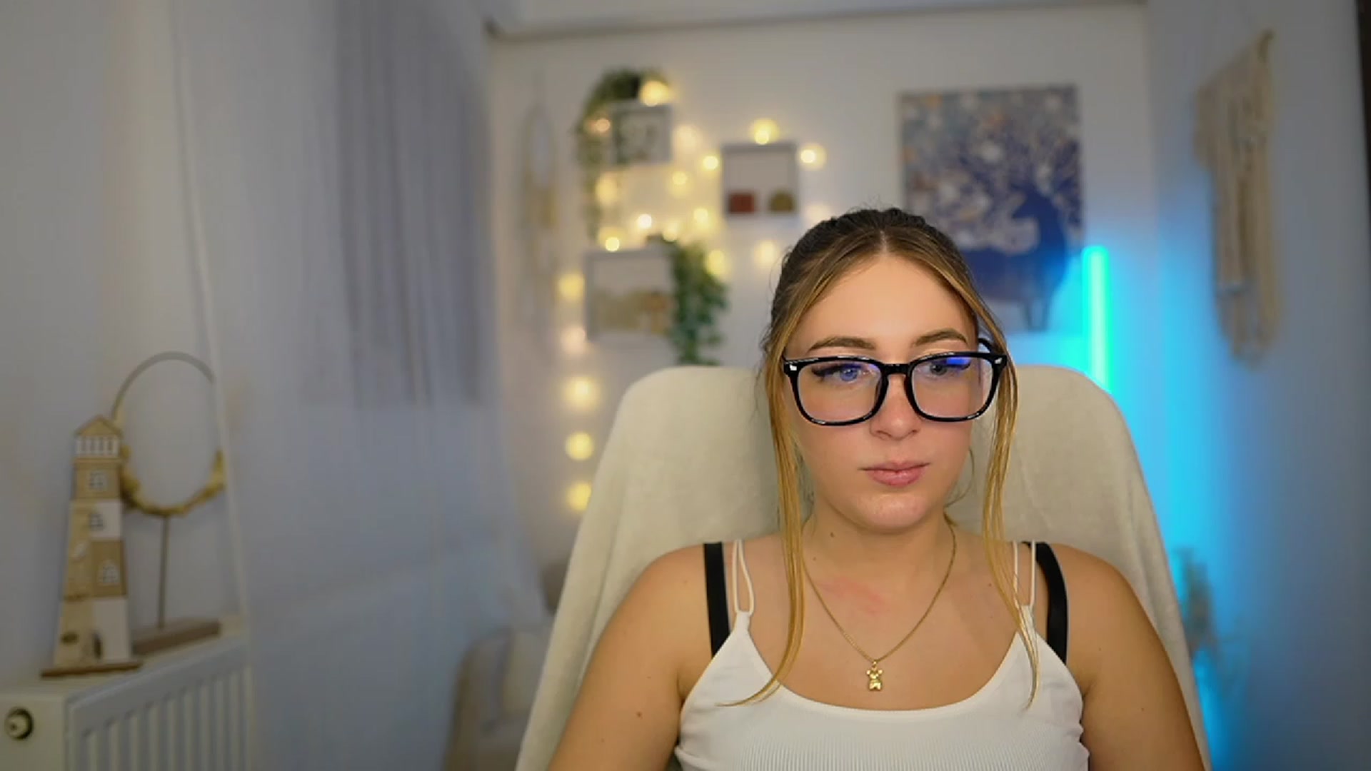 Gallery image thumbnail from Tina_Nappi18's myfreecams stream on, 01/04/2024, 18:07 image 15 of 20
