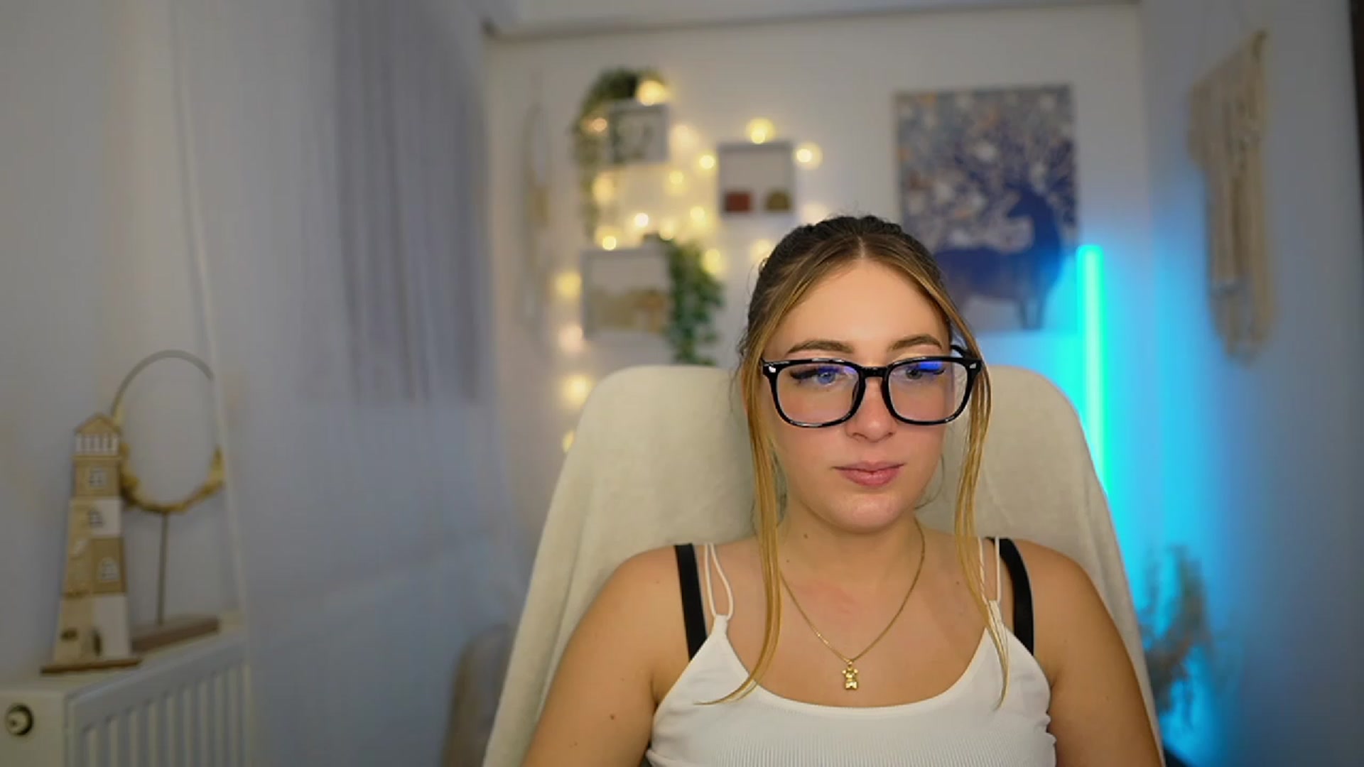 Gallery image thumbnail from Tina_Nappi18's myfreecams stream on, 01/04/2024, 18:07 image 16 of 20
