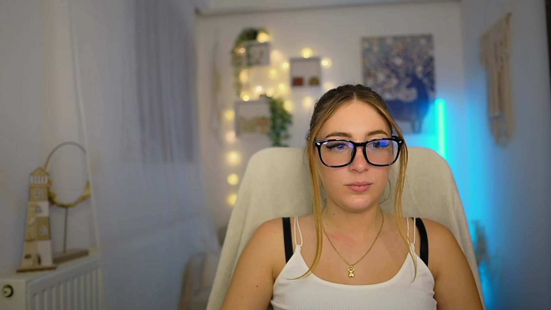 Gallery image thumbnail from Tina_Nappi18's myfreecams stream on, 01/04/2024, 18:07 image 14 of 20