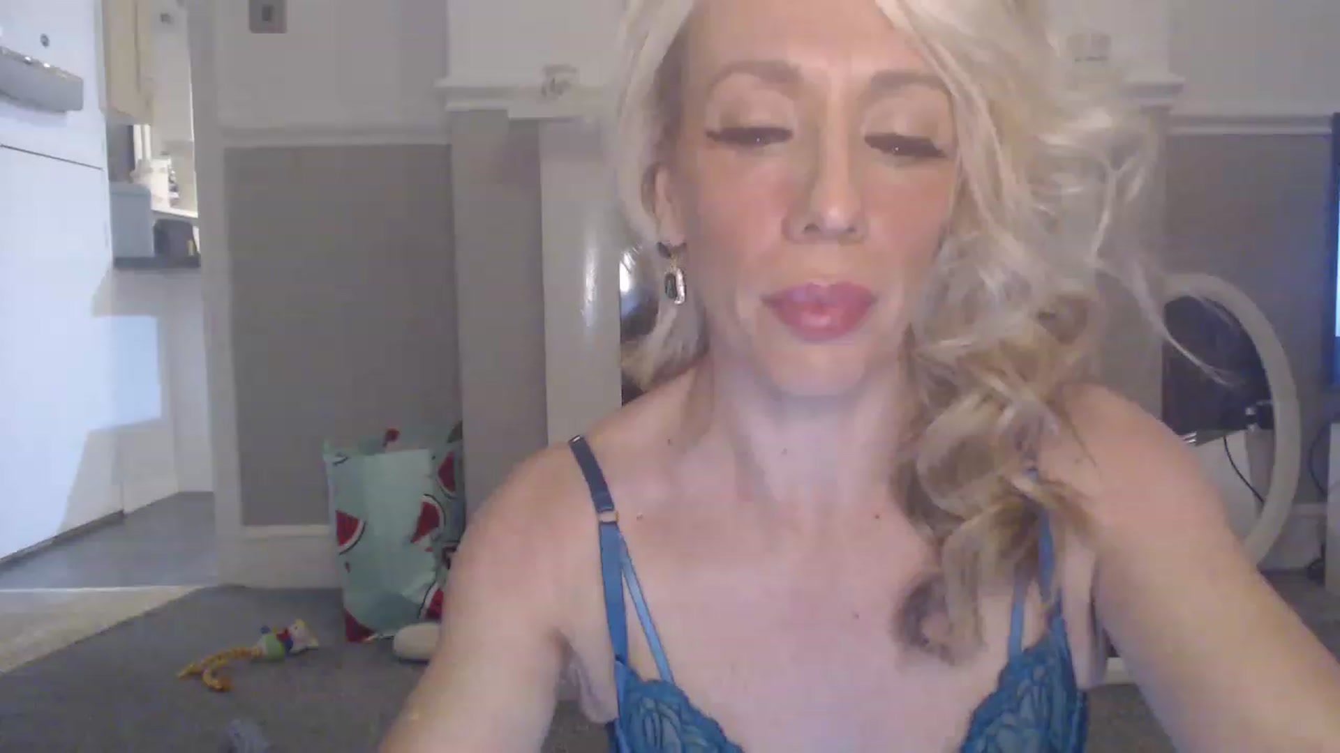 Gallery image thumbnail from Tinkerbell53's myfreecams stream on, 11/18/2022, 23:04 image 18 of 20
