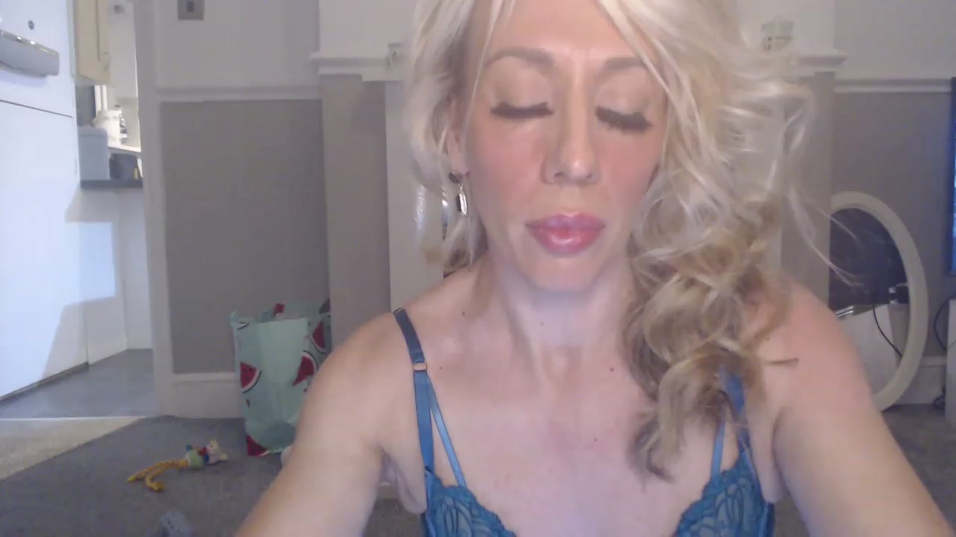 Gallery image thumbnail from Tinkerbell53's myfreecams stream on, 11/18/2022, 23:04 image 16 of 20