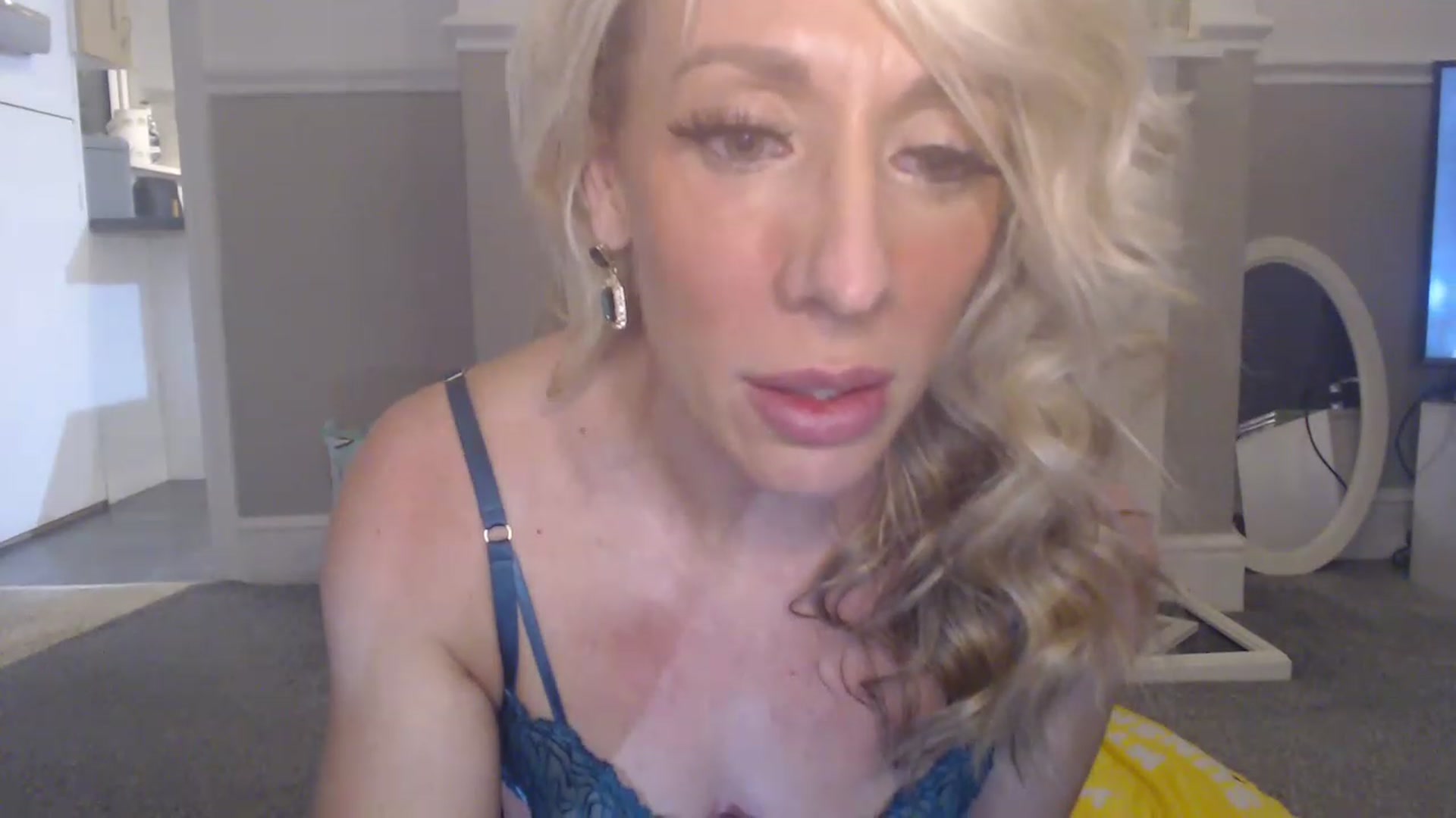 Gallery image thumbnail from Tinkerbell53's myfreecams stream on, 11/19/2022, 01:54 image 14 of 20