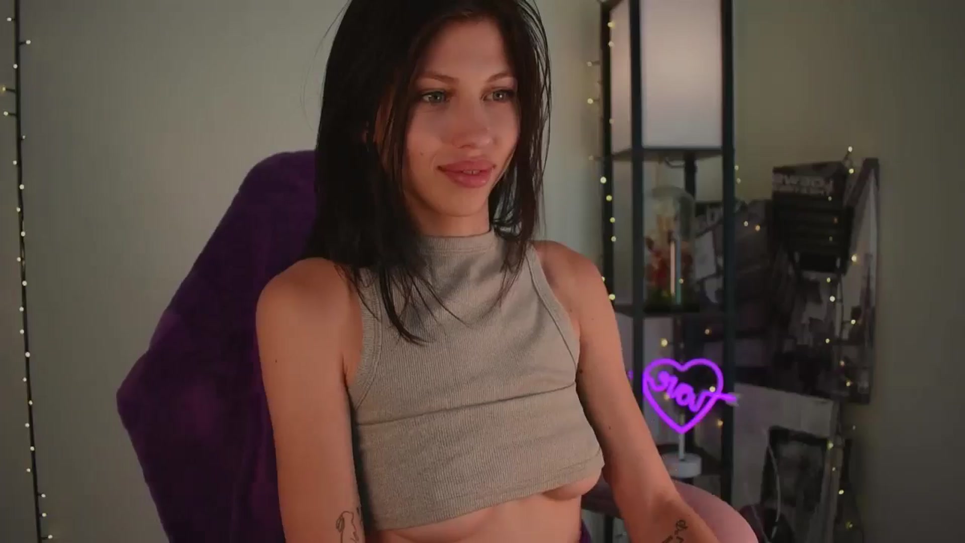 Gallery image thumbnail from TinyKiarry's myfreecams stream on, 07/19/2024, 14:06 image 4 of 20