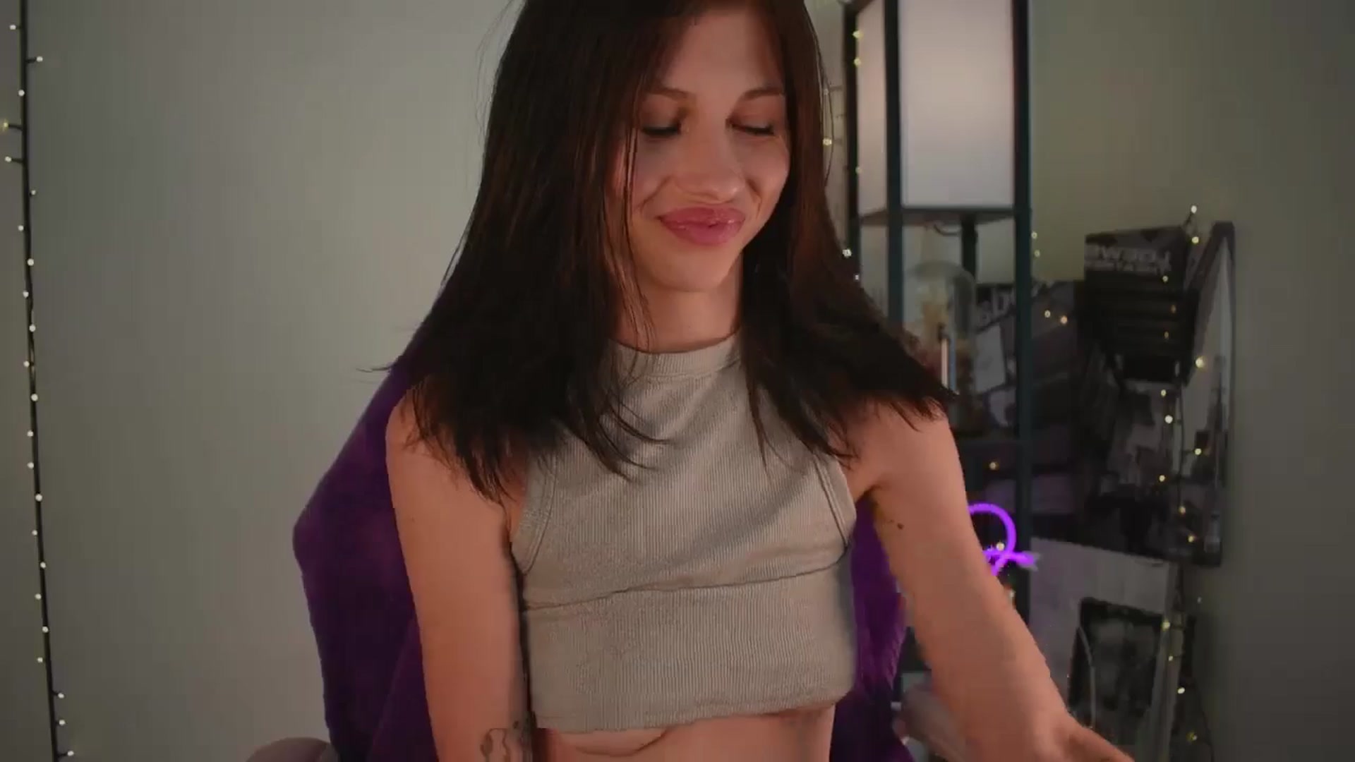 Gallery image thumbnail from TinyKiarry's myfreecams stream on, 07/19/2024, 14:06 image 3 of 20