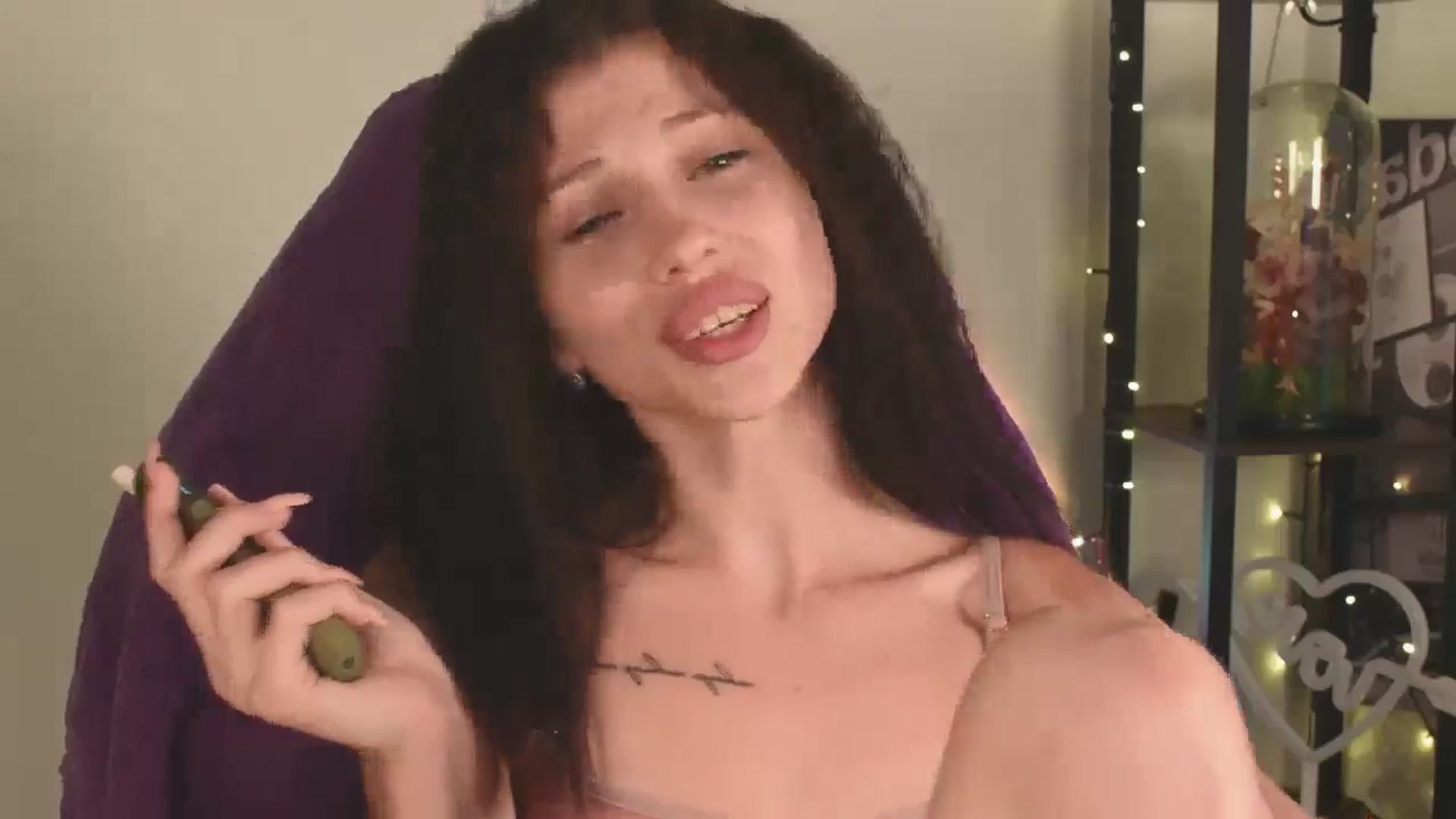Gallery image thumbnail from TinyKiarry's myfreecams stream on, 07/26/2024, 18:30 image 12 of 20