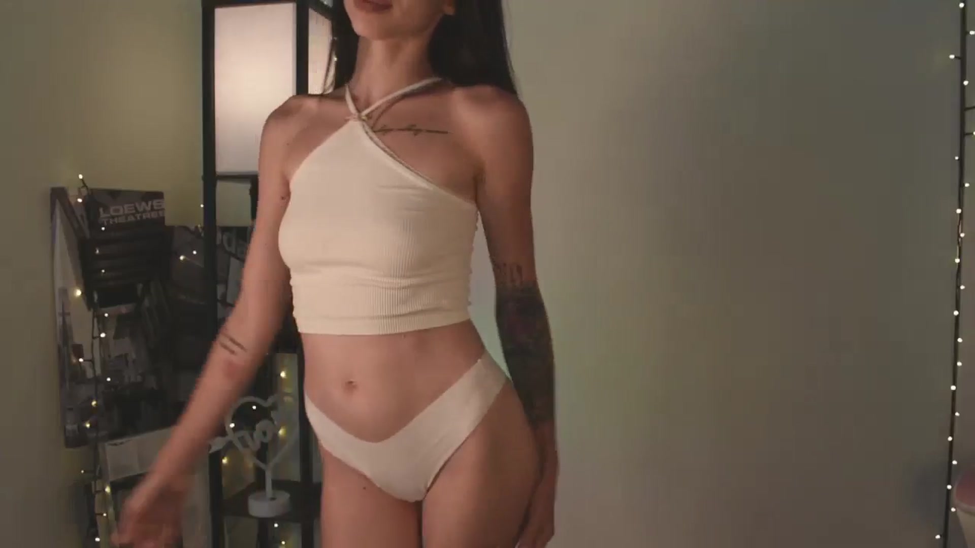 Gallery image thumbnail from TinyKiarry's myfreecams stream on, 07/27/2024, 17:32 image 6 of 20
