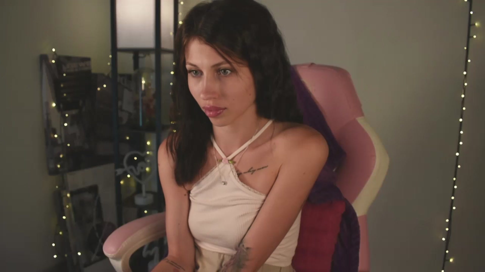 Gallery image thumbnail from TinyKiarry's myfreecams stream on, 08/07/2024, 18:36 image 4 of 20