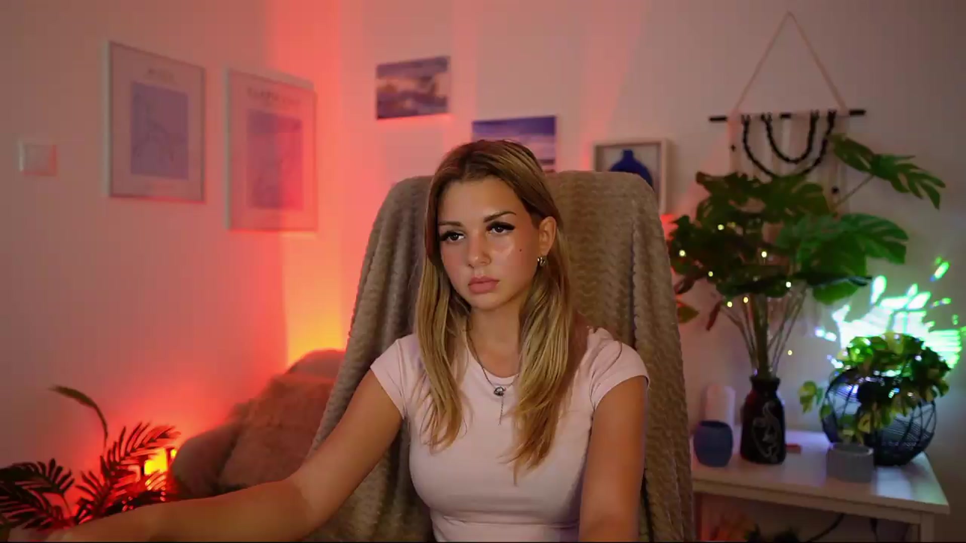 Gallery image thumbnail from Tiny_Tara18's myfreecams stream on, 09/19/2026, 16:07 image 18 of 20