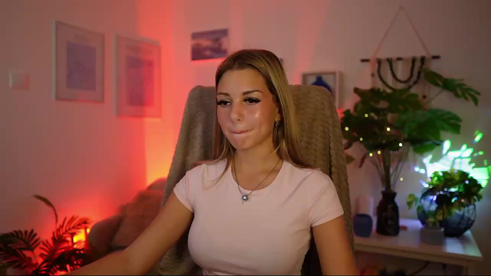 Gallery image thumbnail from Tiny_Tara18's myfreecams stream on, 09/19/2026, 17:13 image 14 of 20