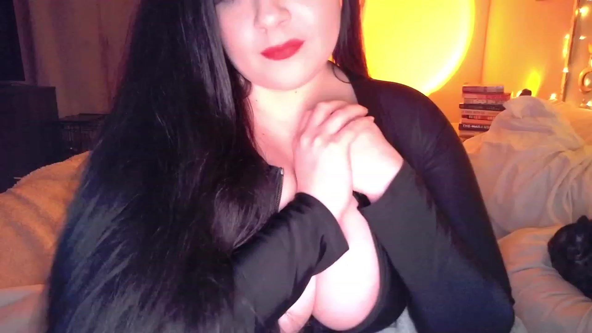 Gallery image thumbnail from TitsMcgeee's myfreecams stream on, 12/18/2022, 08:02 image 15 of 20